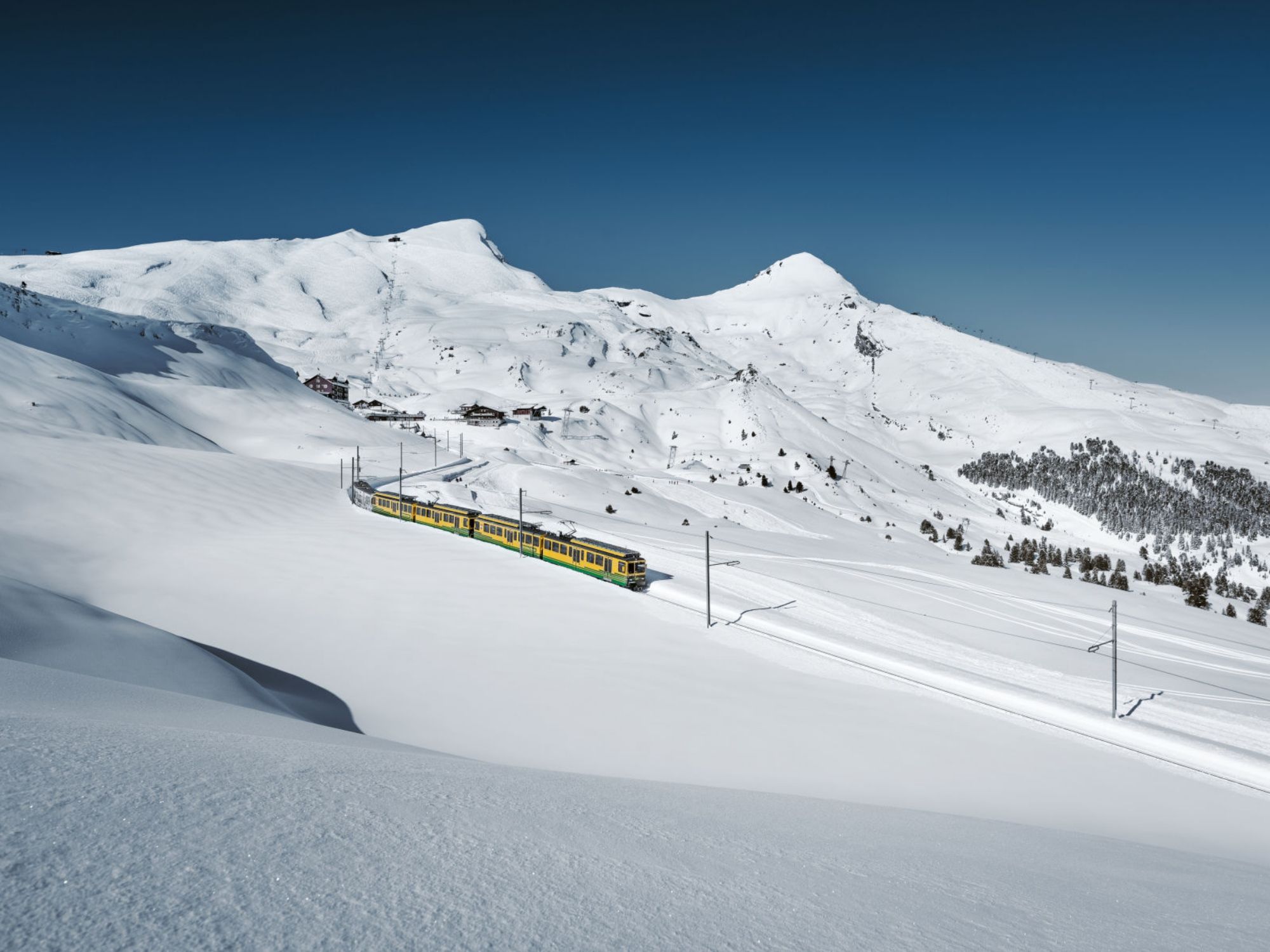 12 Wengernalpbahn-voz-za-snijeg-s-KLS-u-pozadini