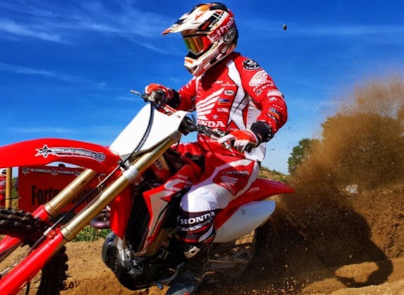 Erwachsener auf Motocross