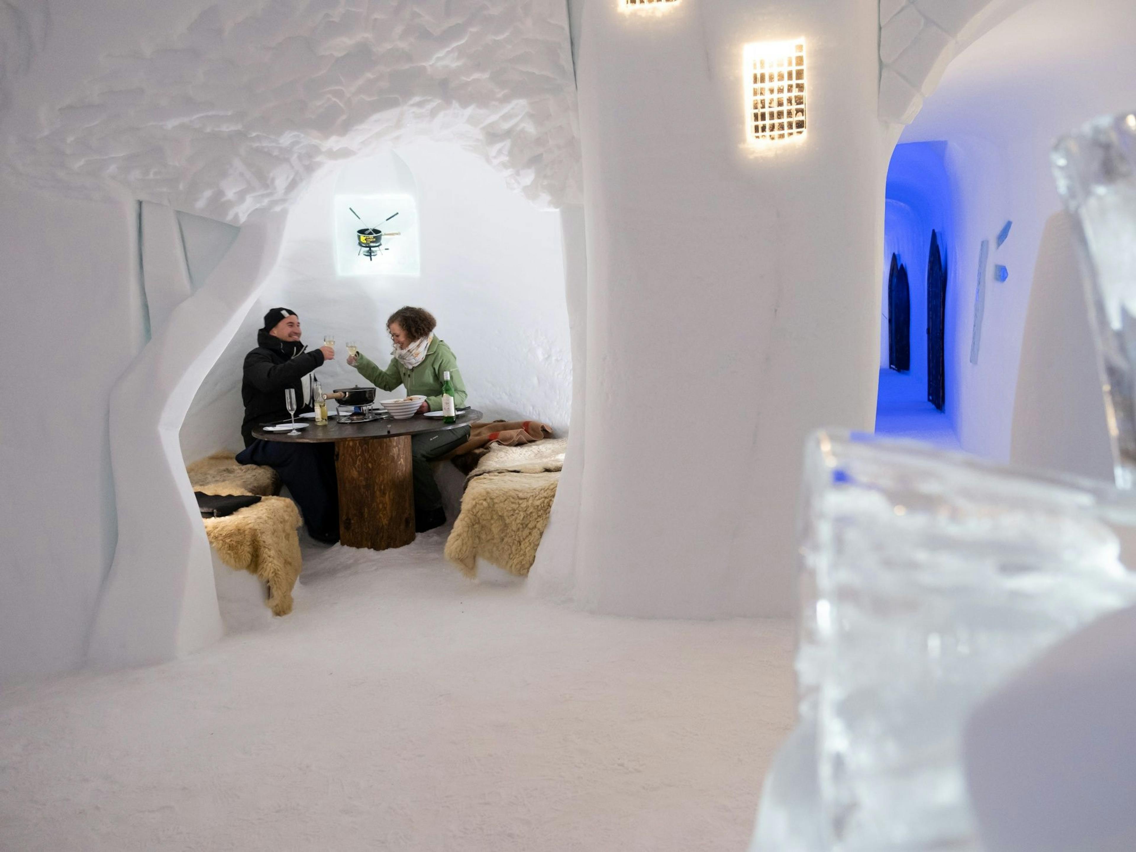 Fondue innen Iglu