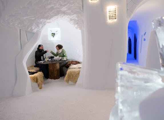 Fondue innen Iglu