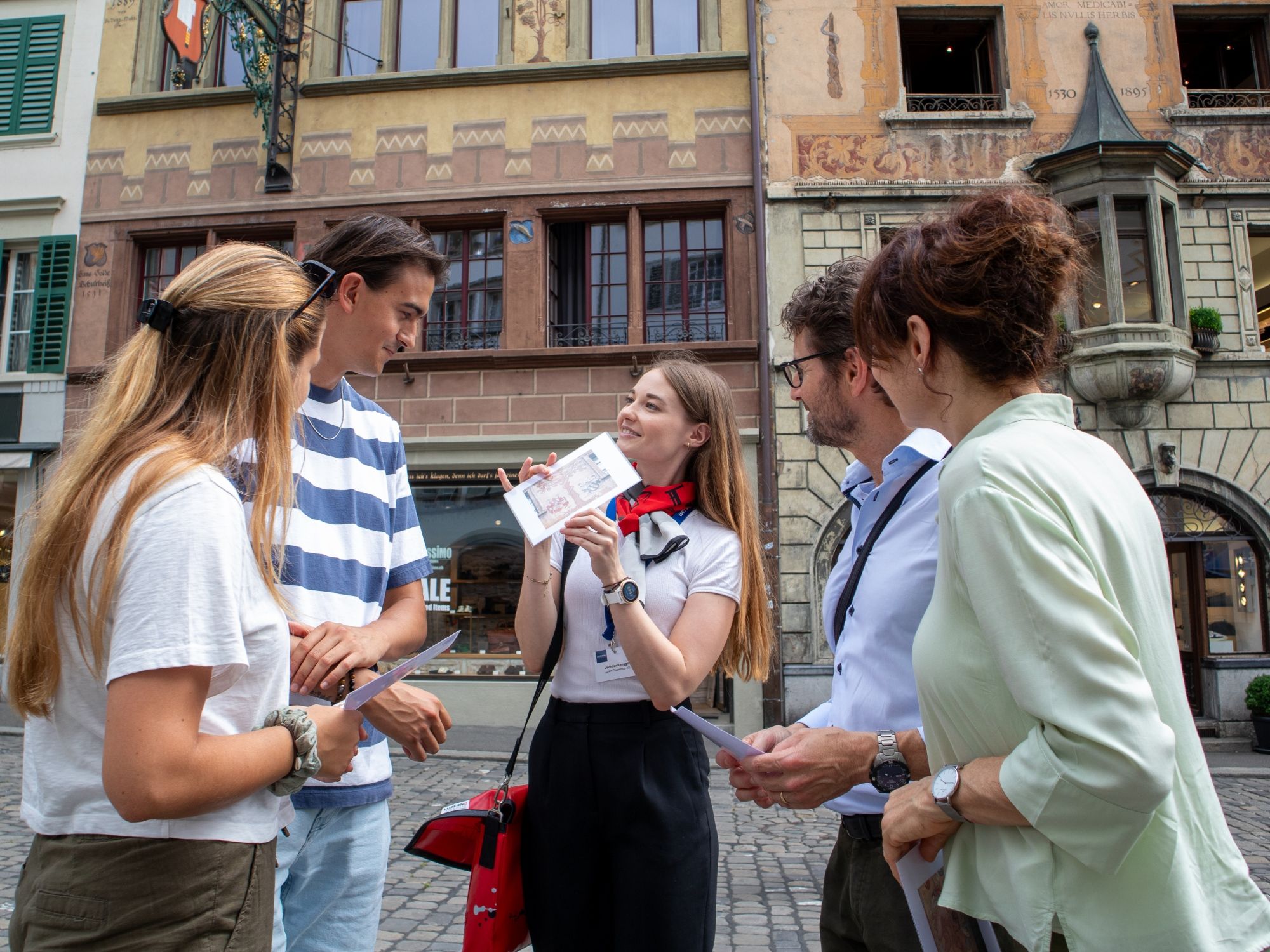 Stadtführerin mit Gruppe  