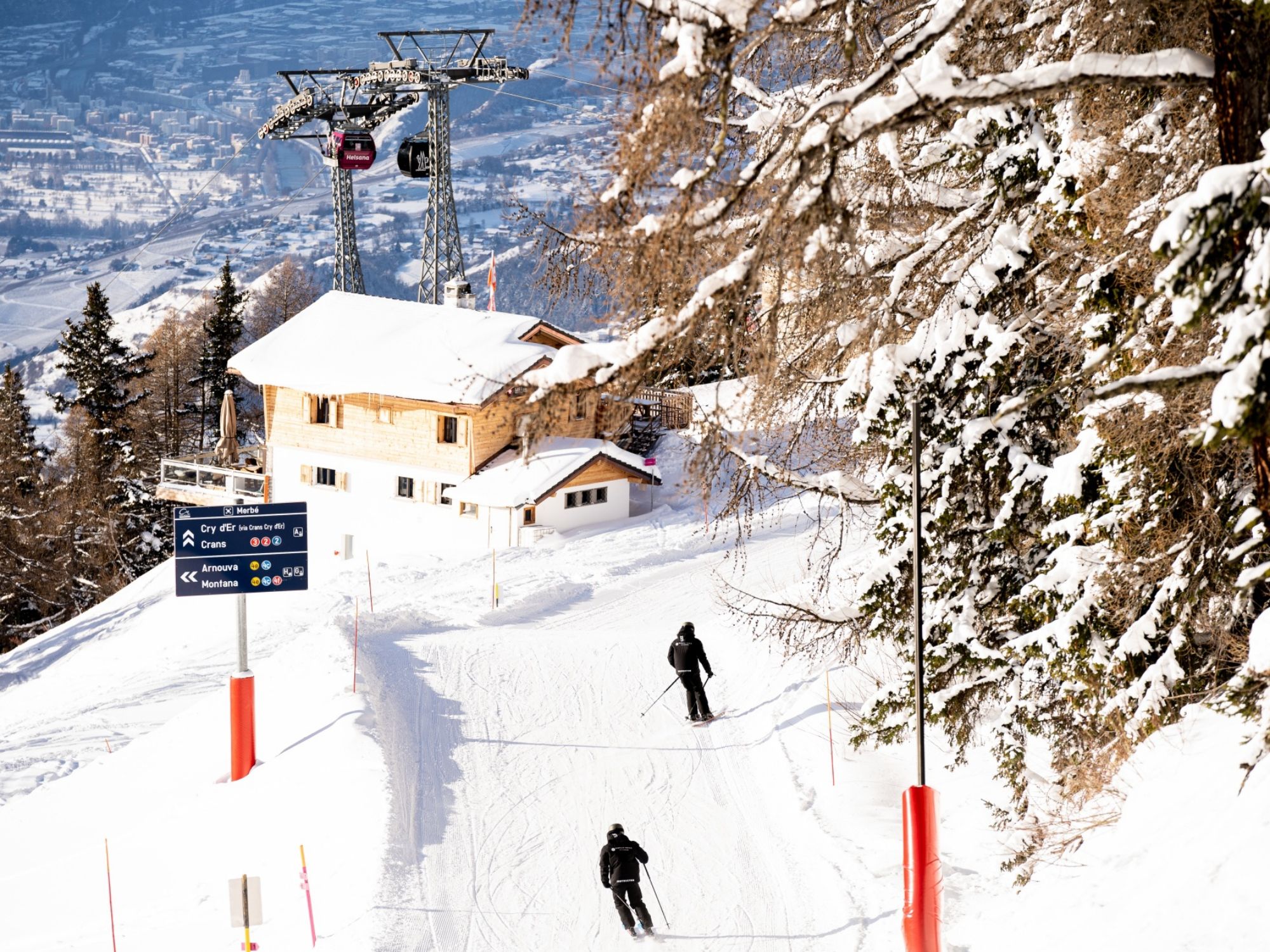 Skifahrer mit Skilehrer