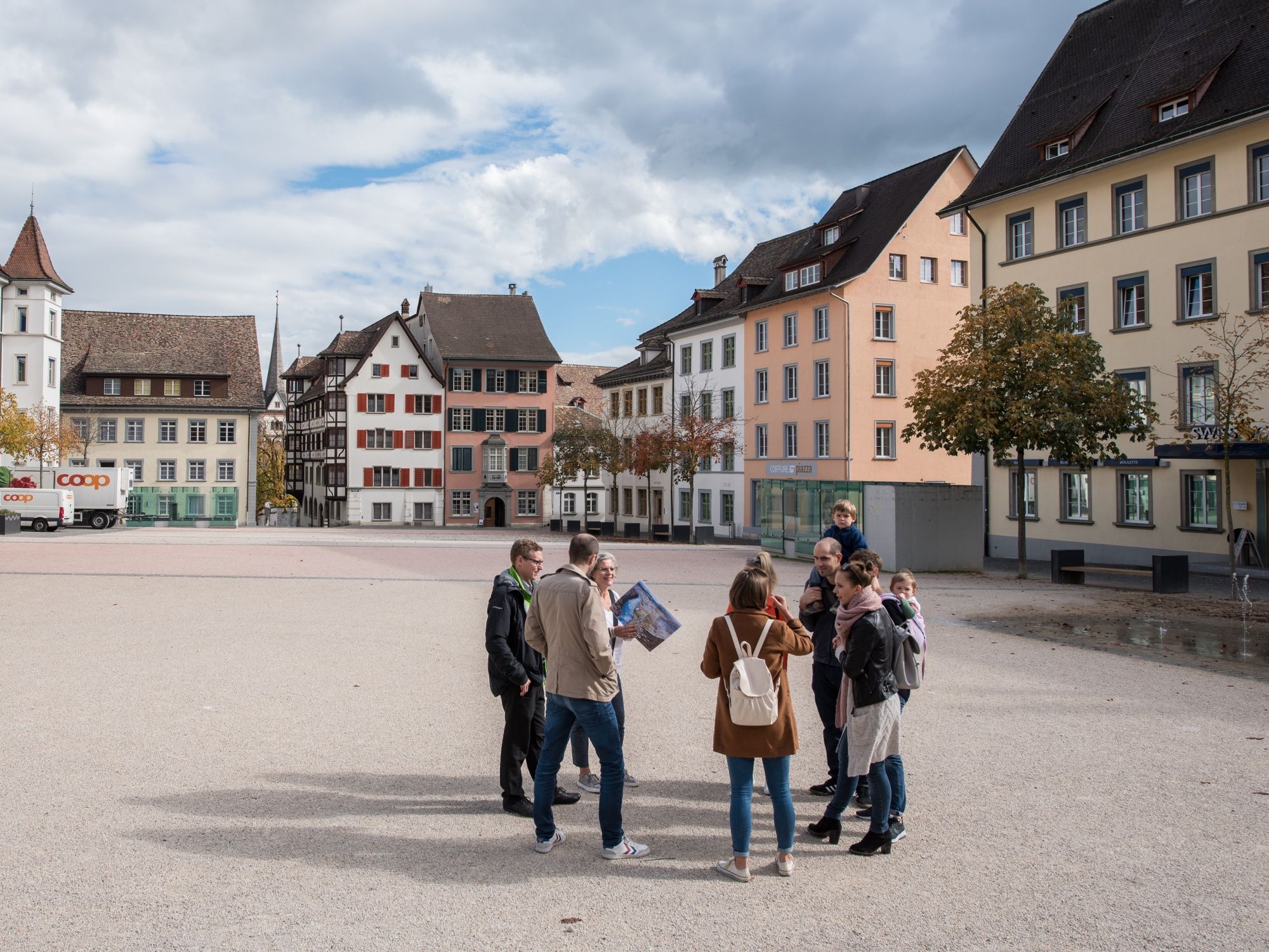 Stadtführer mit Gruppe