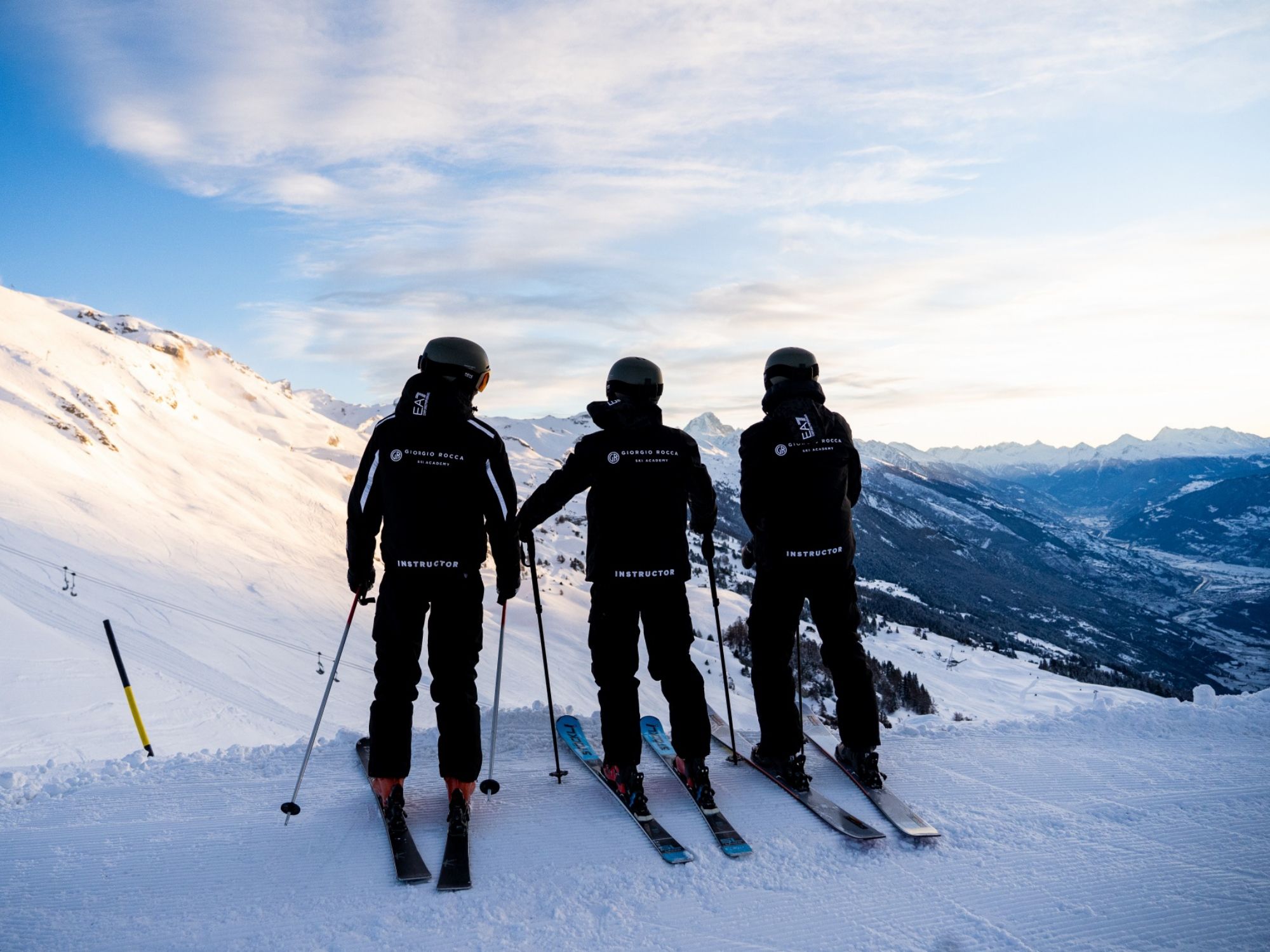 Skifahrer mit Skilehrer