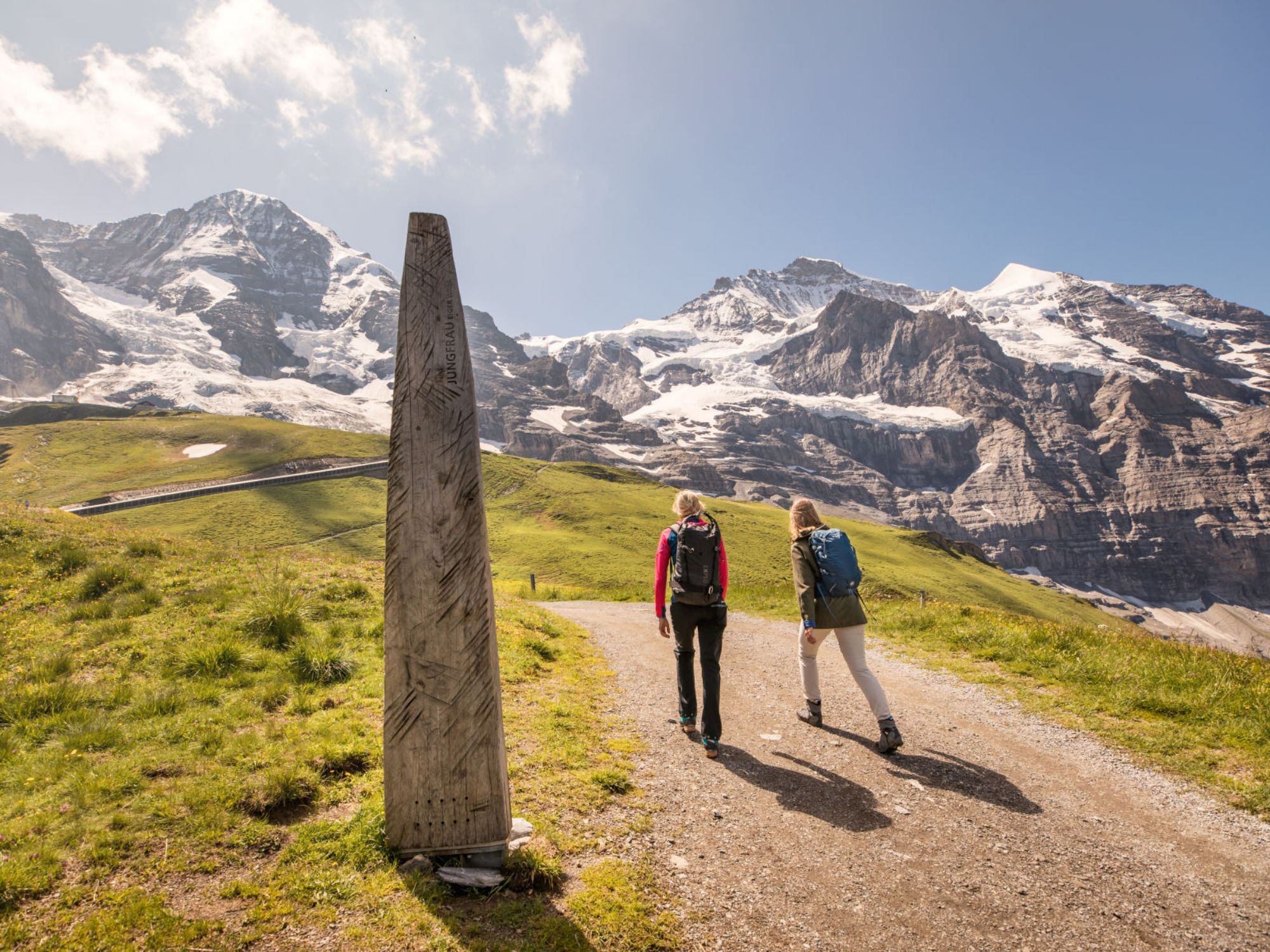 05 Osobe iz Kleine-Scheidegga iza drvene skulpture