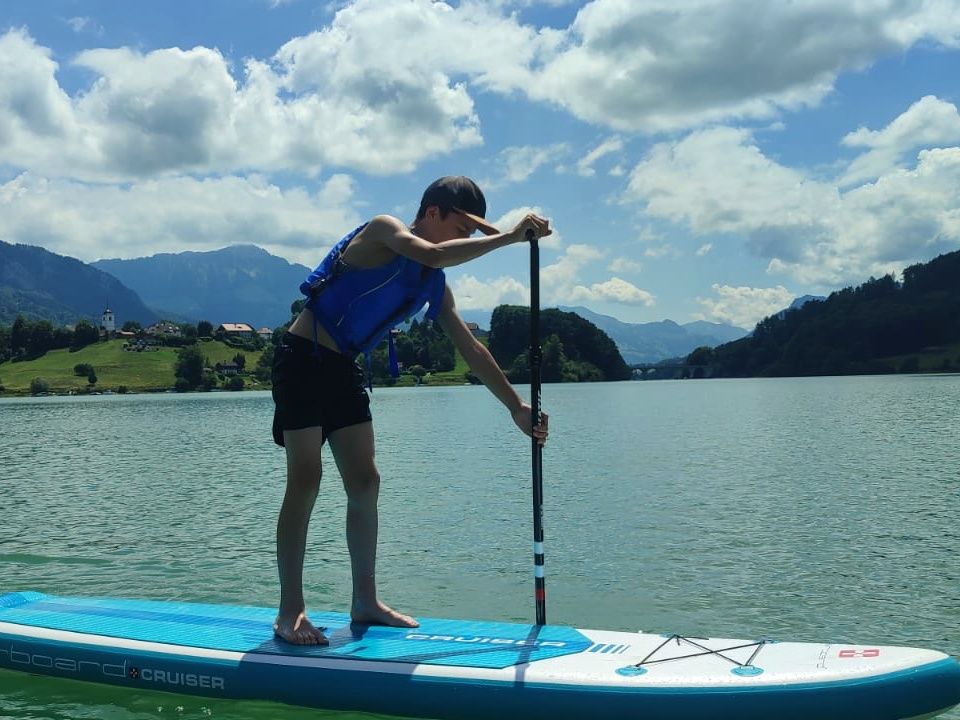 Alquiler de SUP para familias o personas individuales en el lago de Gruyère