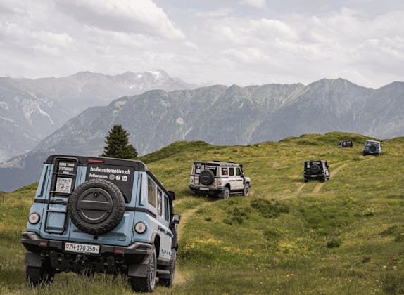 mehrere Geländewagen unterwegs