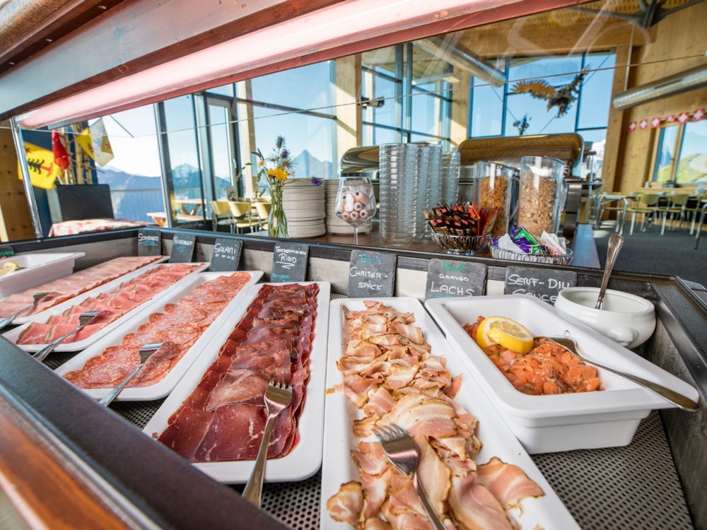 Petit-déjeuner buffet Tour des Alpes_3_par.davidbirri