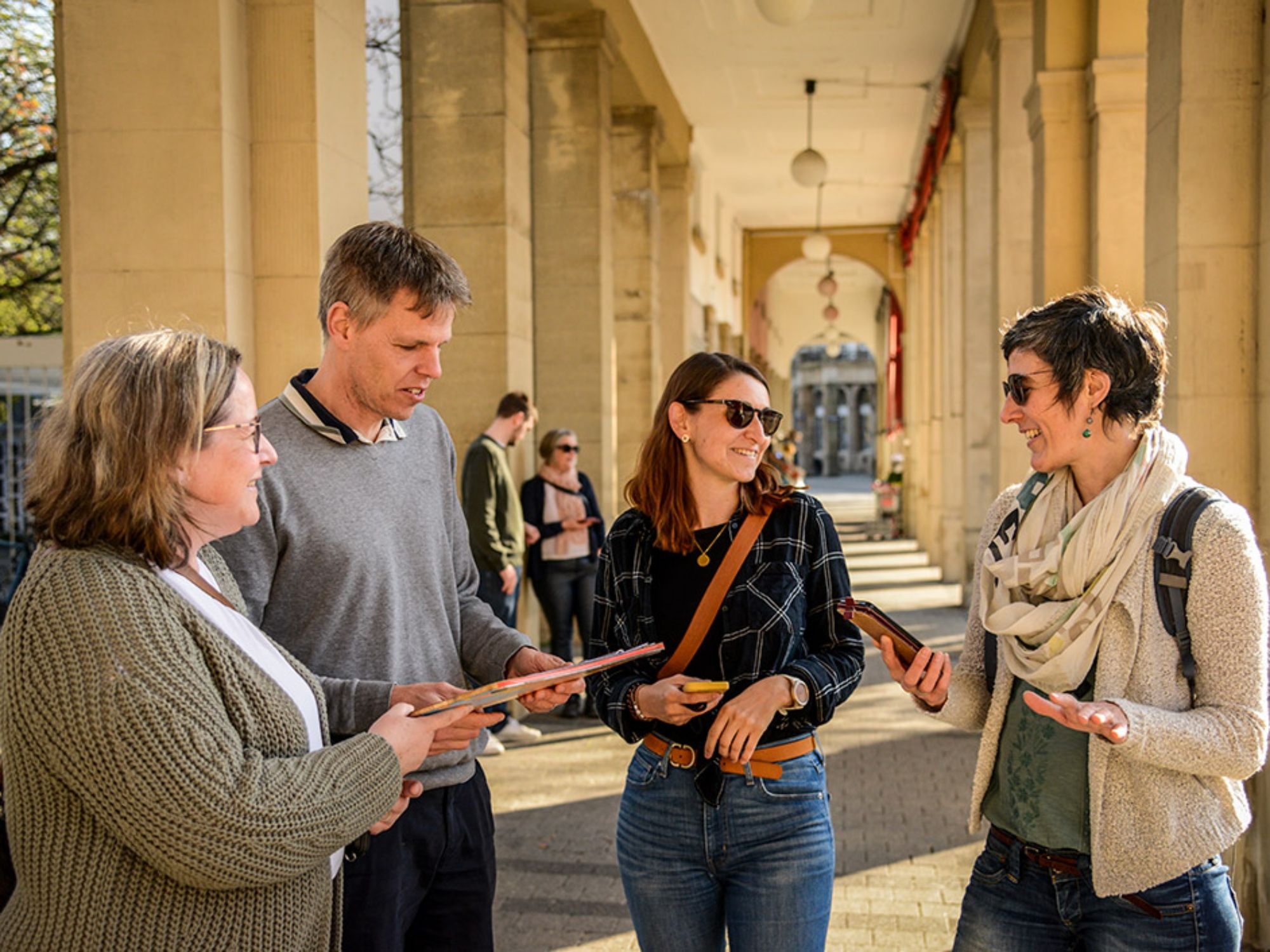 ภาพหมู่แนวนอน_แฟ้ม_มือถือ_กลางๆ-2