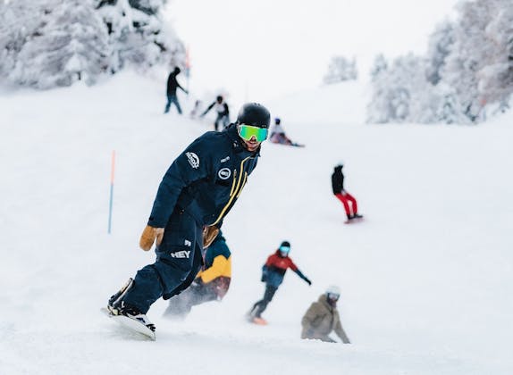 Snowboarder mit Snowboardlehrer