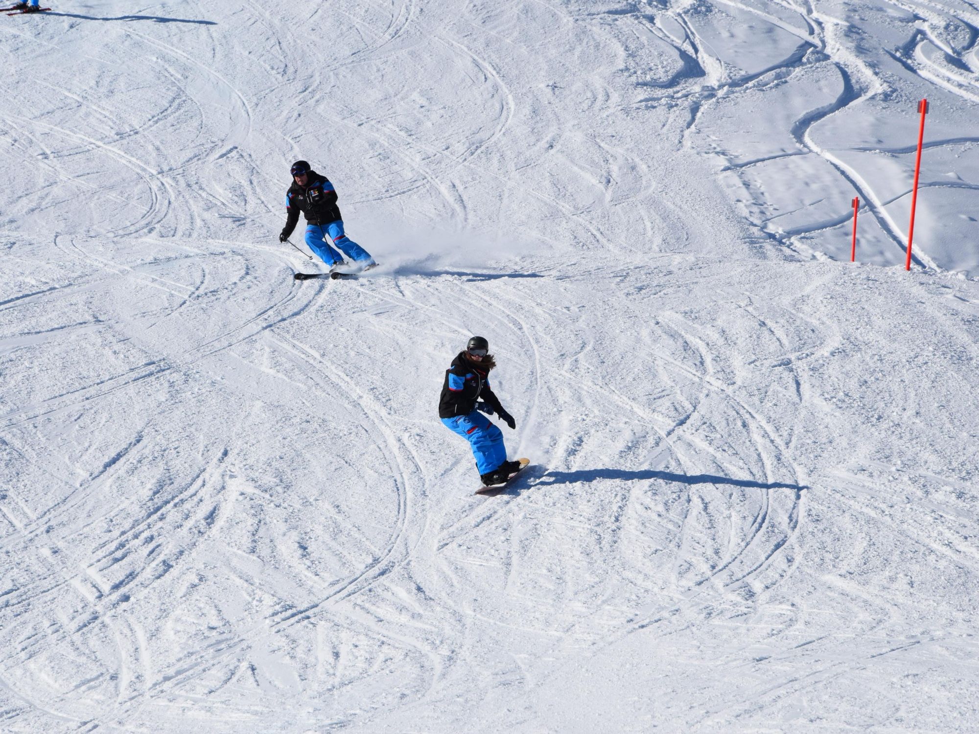 Arosa’da 7 ile 16 yaş arası çocuklar için snowboard kursu grubu
