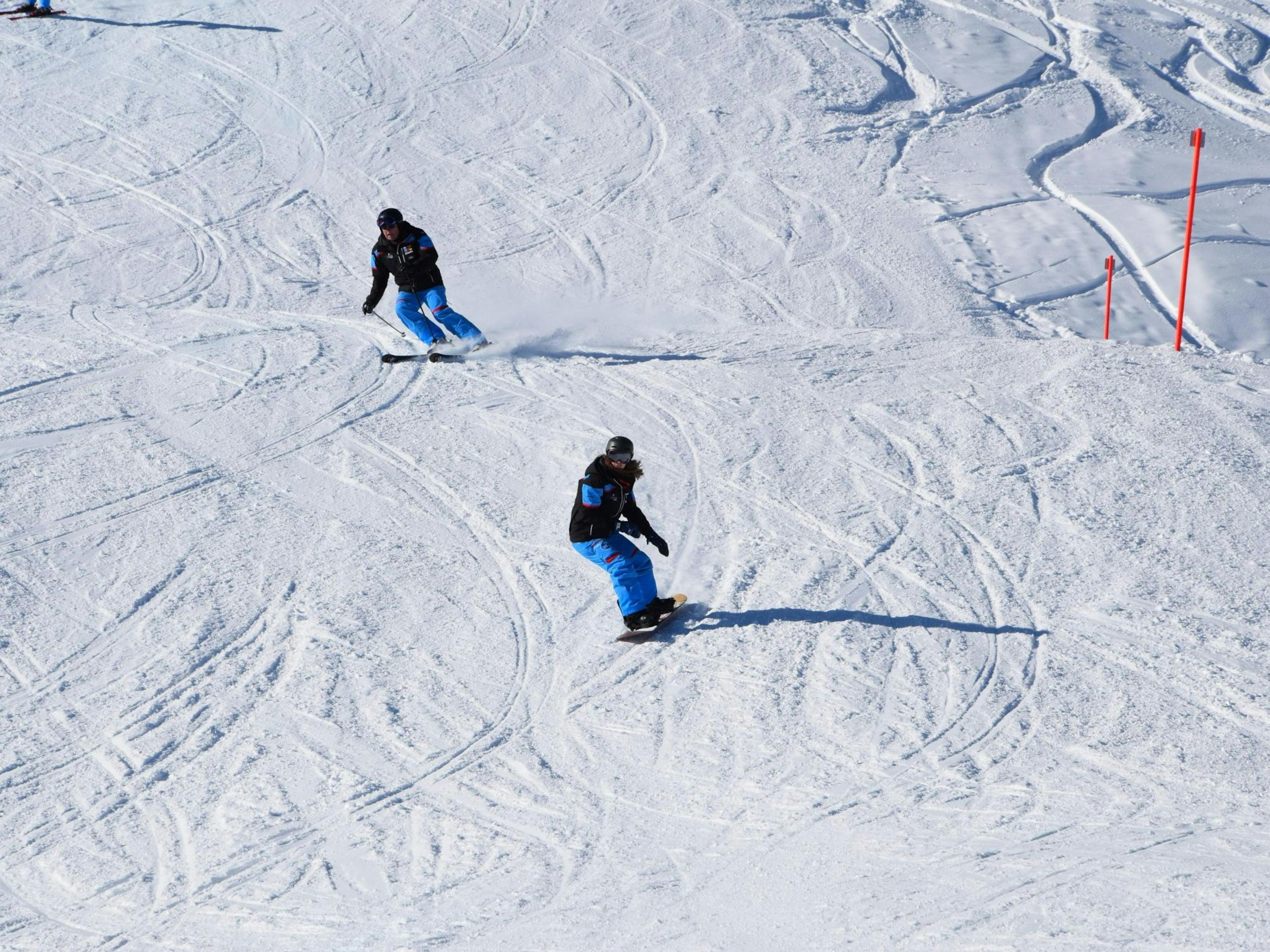 Arosa’da 7 ile 16 yaş arası çocuklar için snowboard kursu grubu