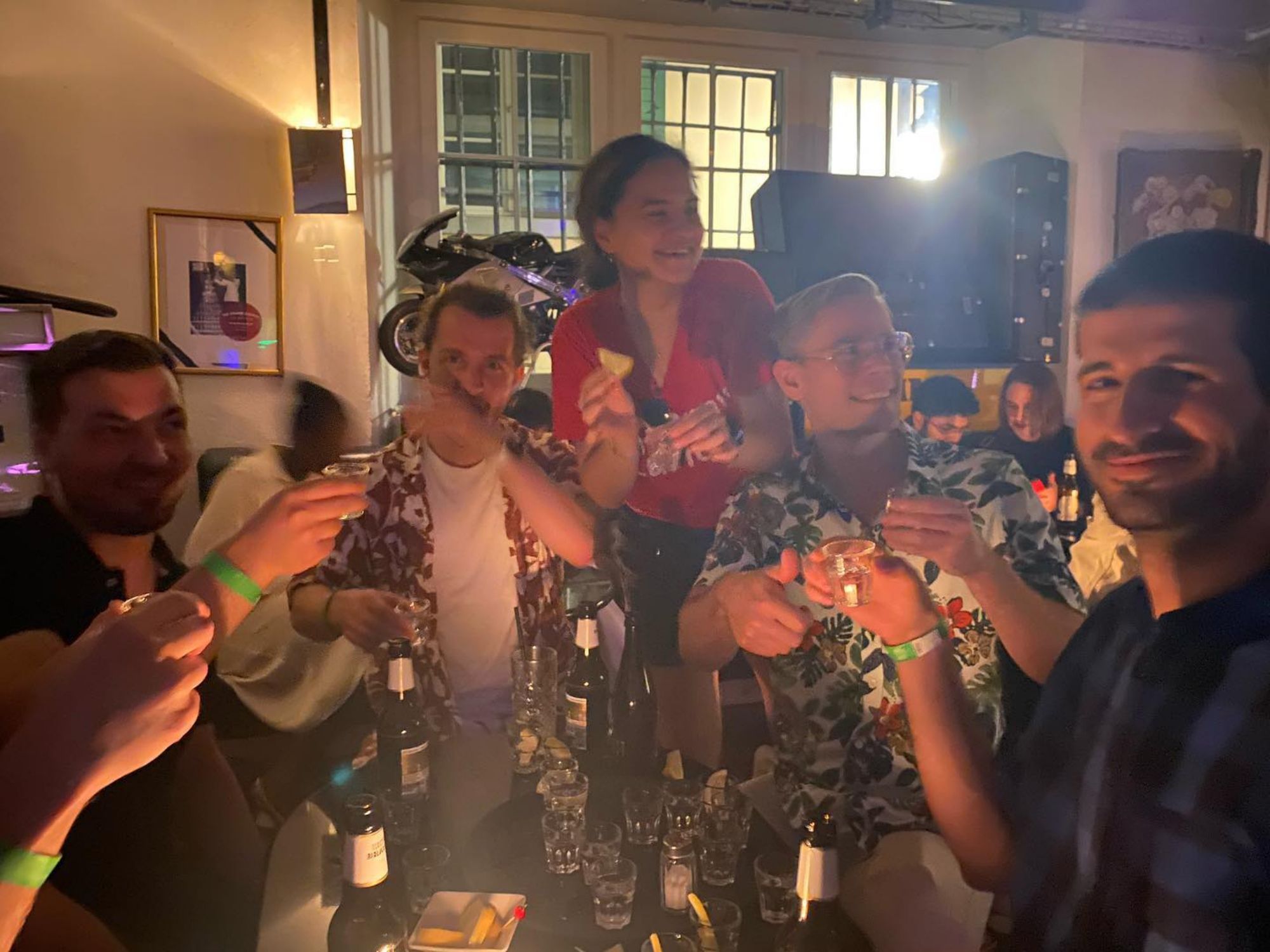 Männer beim Polterabend