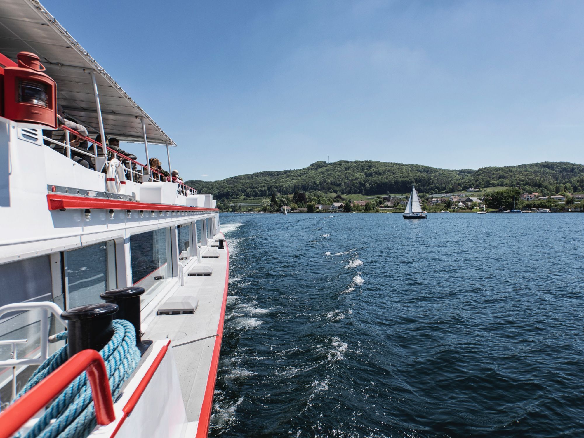 Rheinschifffahrt: Erlebe eine entspannte Bootsfahrt mit Aussicht auf Natur und die Uferlandschaft.