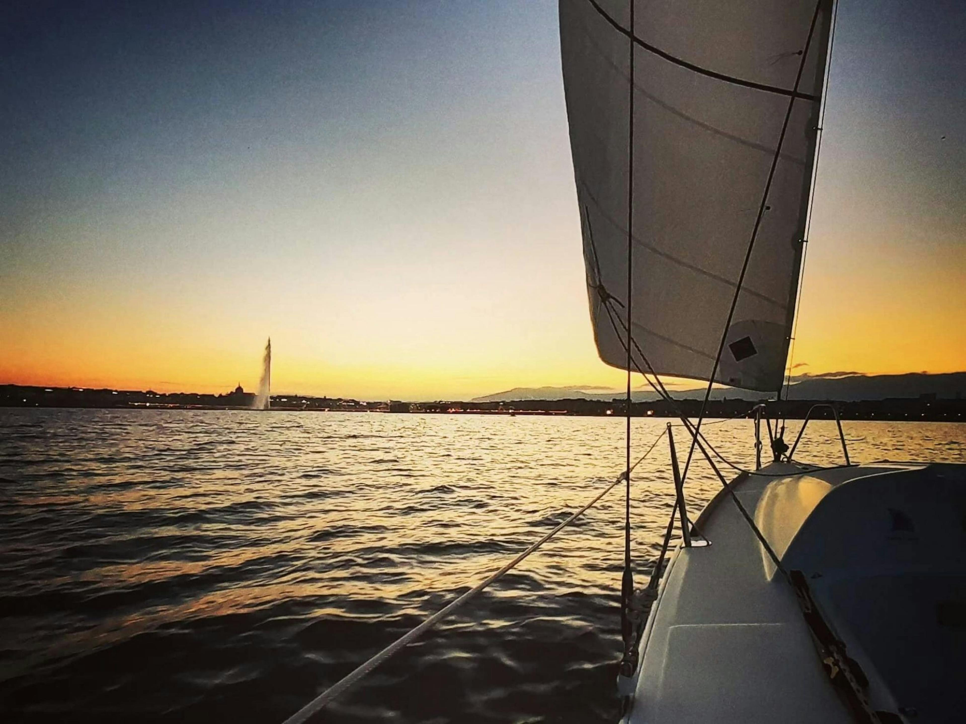 Частная прогулка на парусной лодке на закате от Женевы