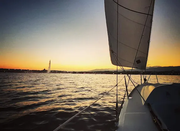 Приватна прогулянка на вітрильному човні на заході сонця від Женеви