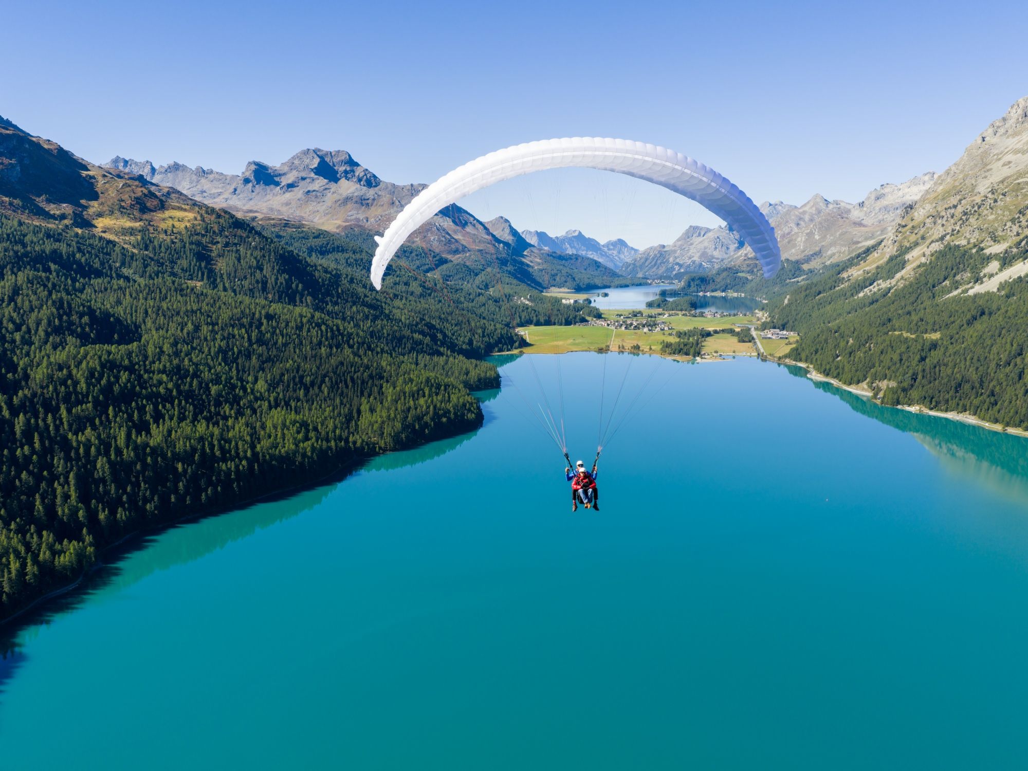 stmoritz_paragliding_kalokairi_konta_ston_ourano_tou_stmoritz_diadromi_dyadikos_pteroptekismos