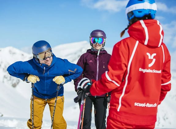 Skilehrer mit Skifahrern
