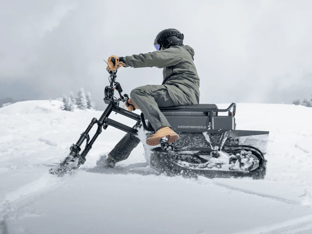 スノーモービル、ムーンバイク、ボブスレーを雪のXパークで楽しむ スノーモービル、ムーンバイク、ボブスレーを雪のXパークで楽しむ