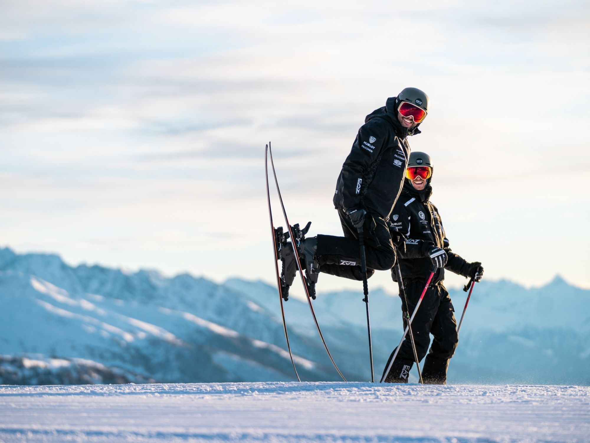 Skifahrer mit Skilehrer