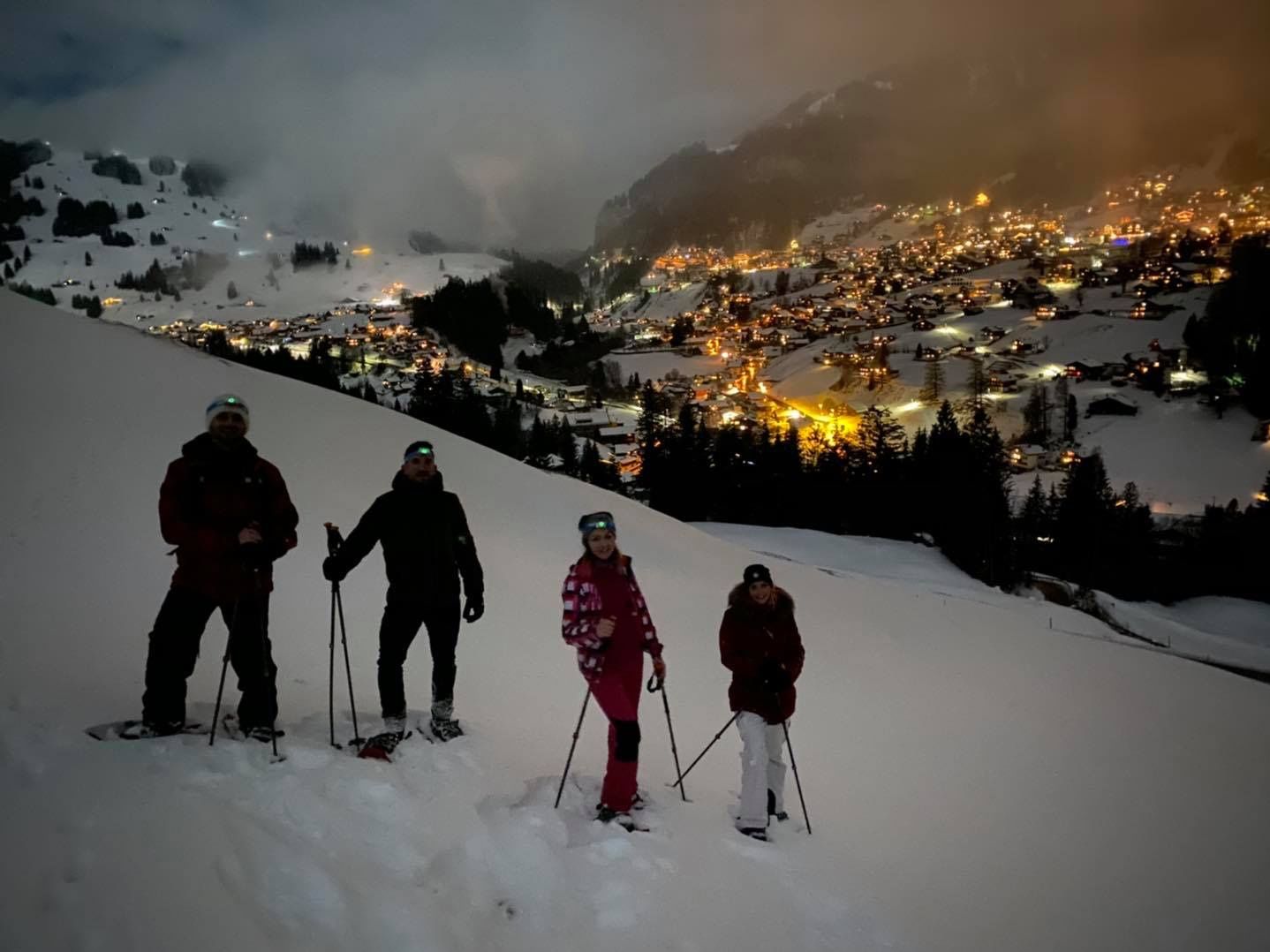 Gruppe Schneeschuhläufer bei Nacht