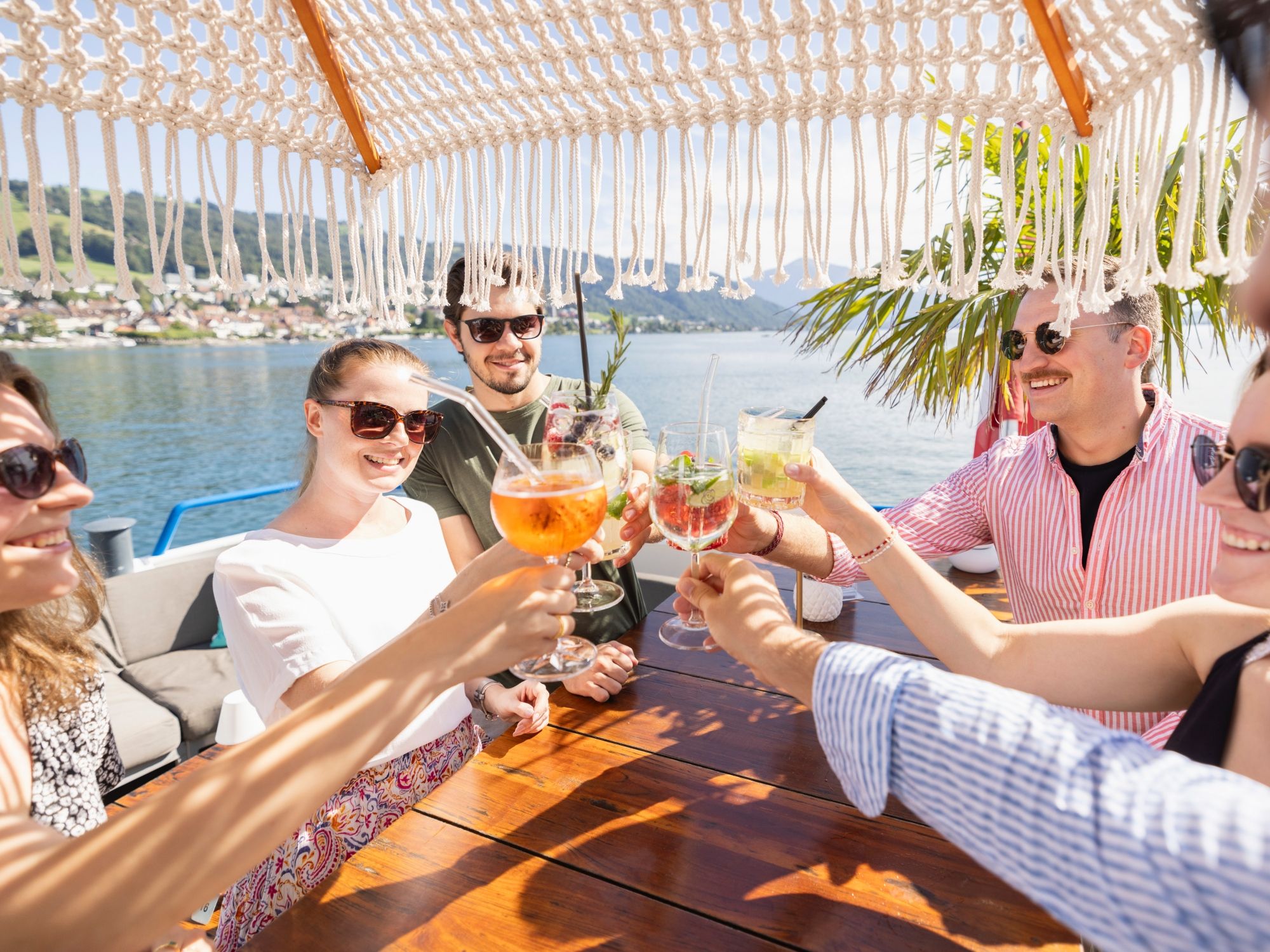 00 Поездка по озеру Цуг_Паромная_экскурсия_Hop-on_Hop-off_Интерьер_087