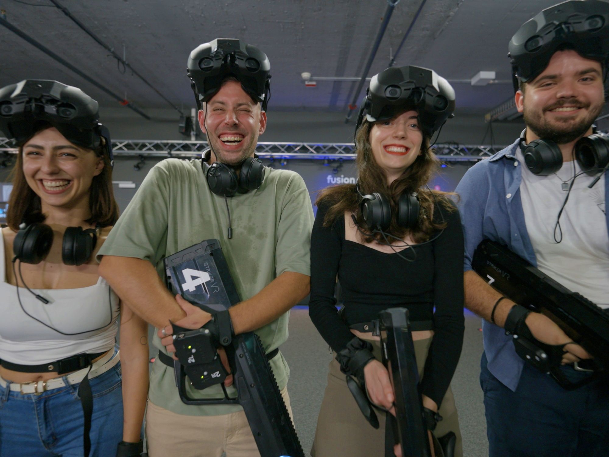 مجموعة تضحك