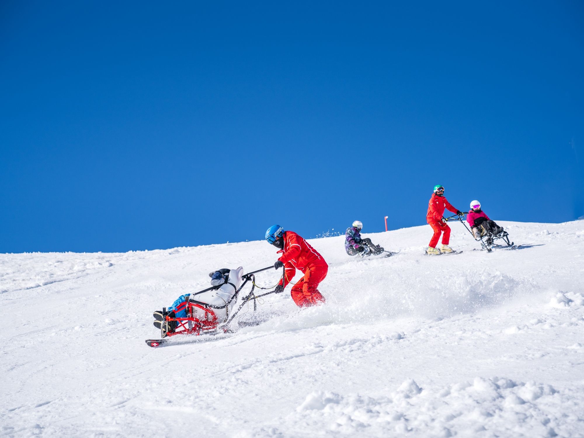 zwei Skilehrer mit Dualski Bob