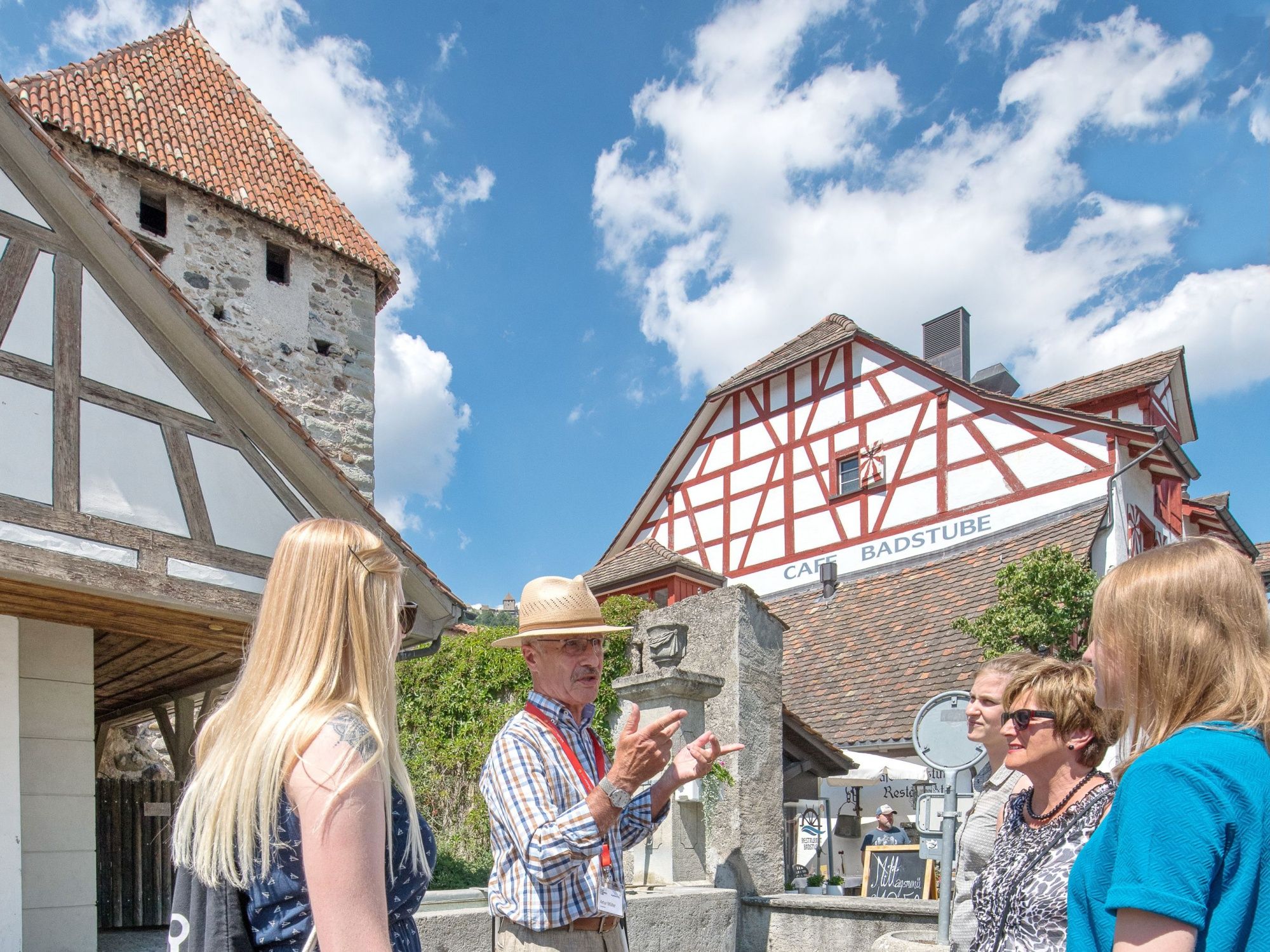 Stadtführer mit Gruppe