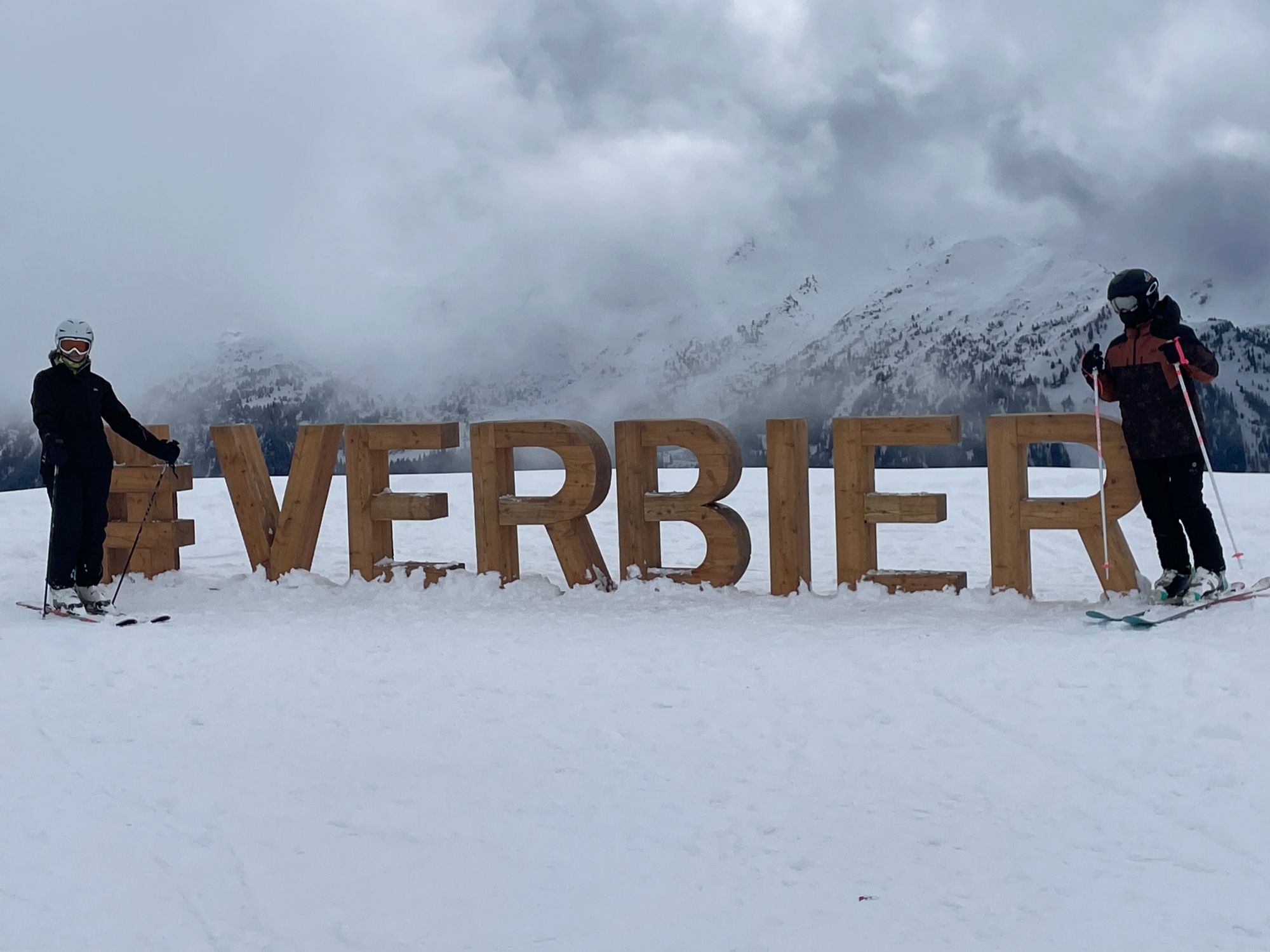 Snowboarder am Schild