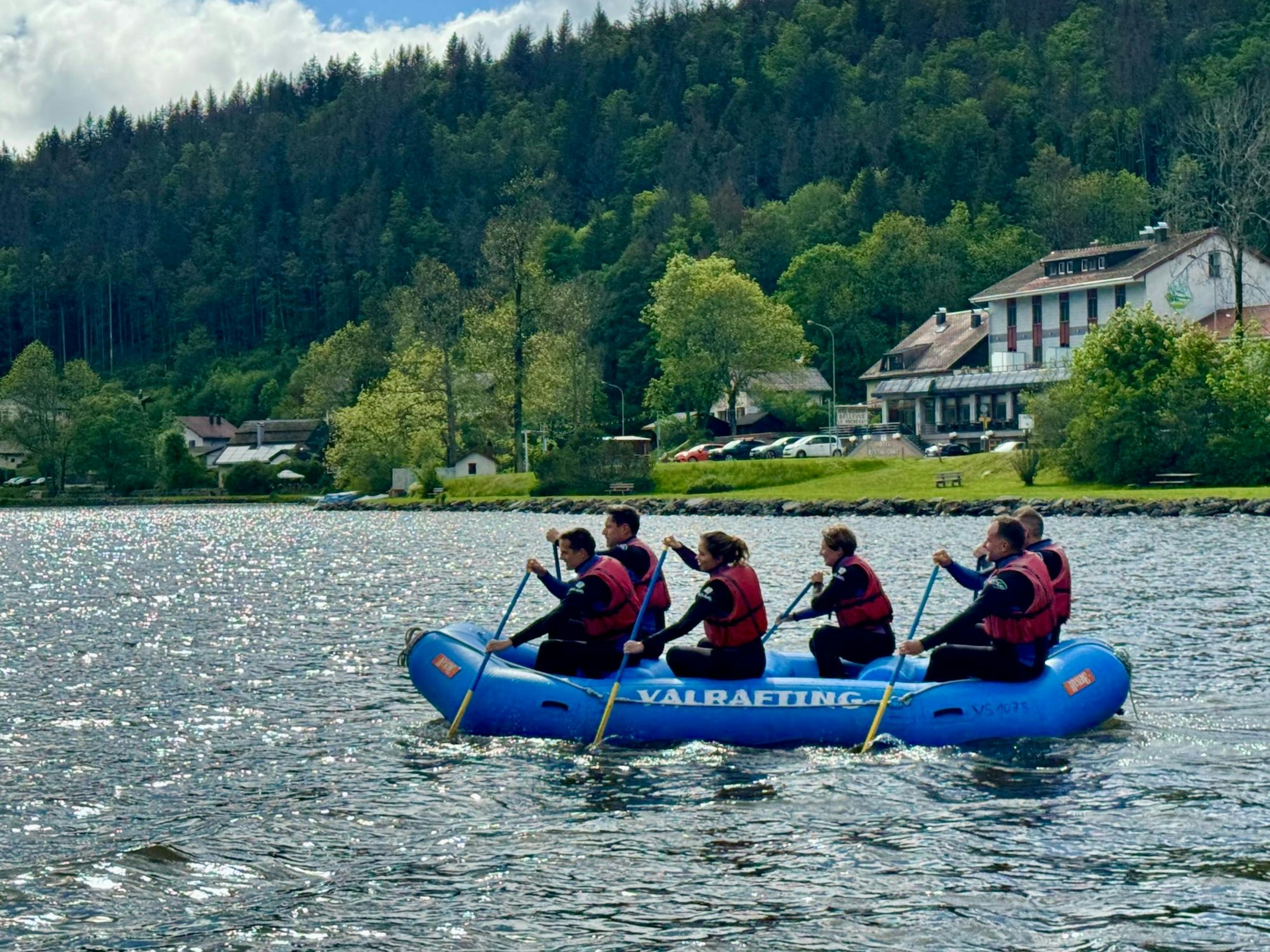 Tur wisata rafting team di Lac de Joux