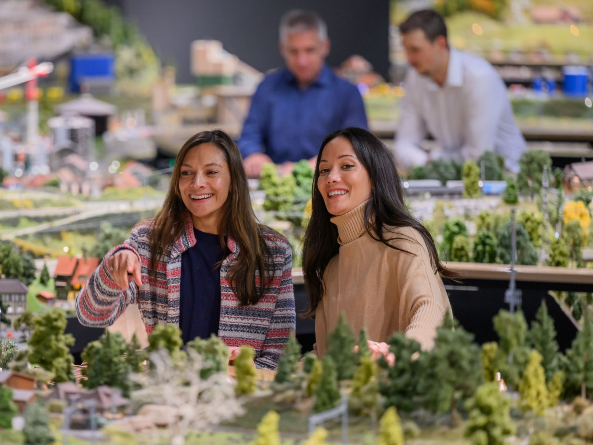 Besucher in der Ausstellung