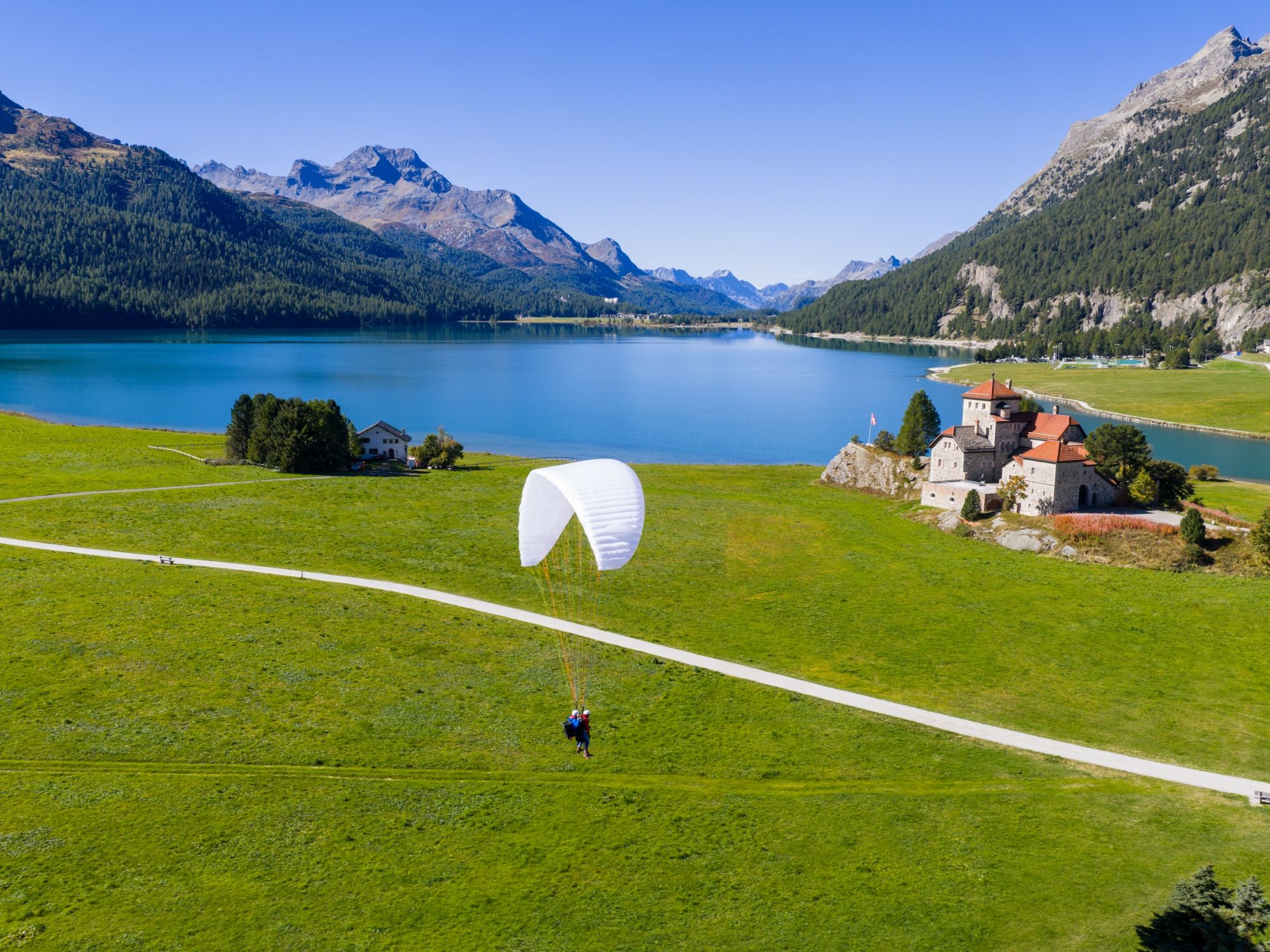 start-paralotniarstwa-na-lato-w-st-moritz-przelot-tandemowy-nad-zamkiem-surlej-niebo