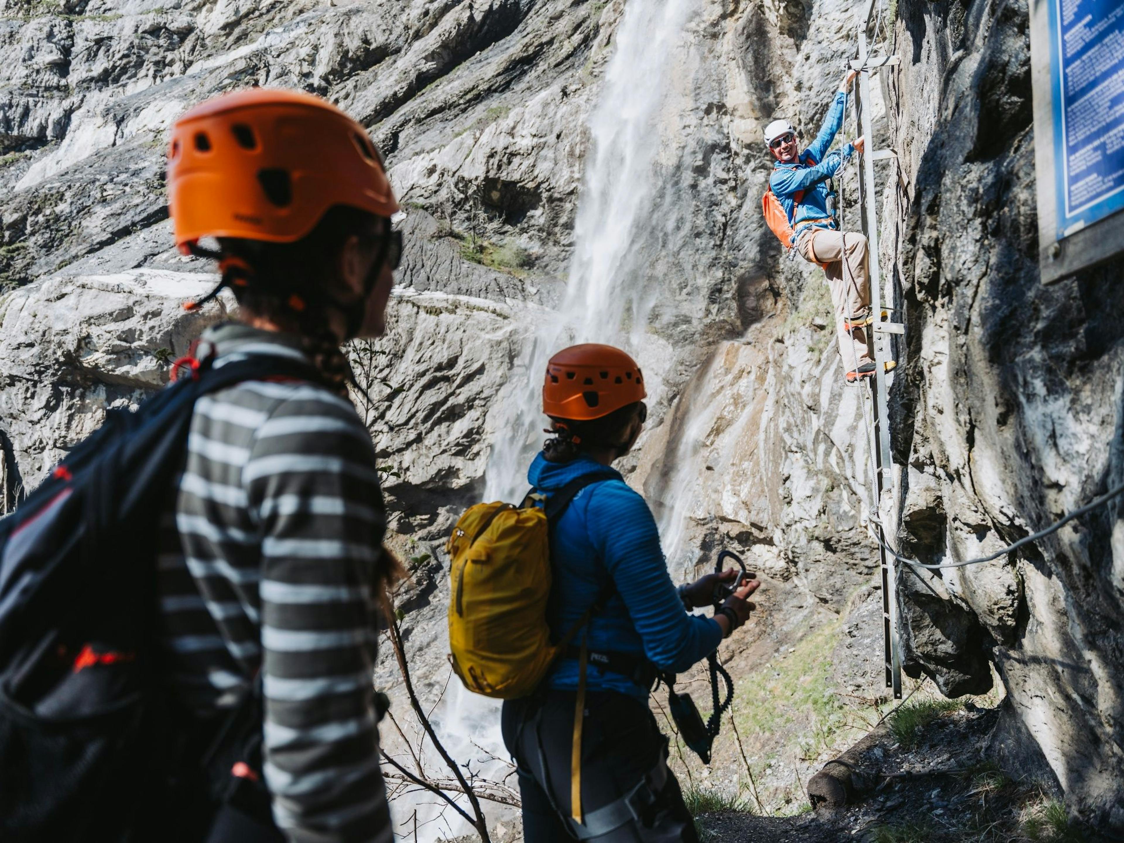 Gruppe Kletterer am Klettersteig