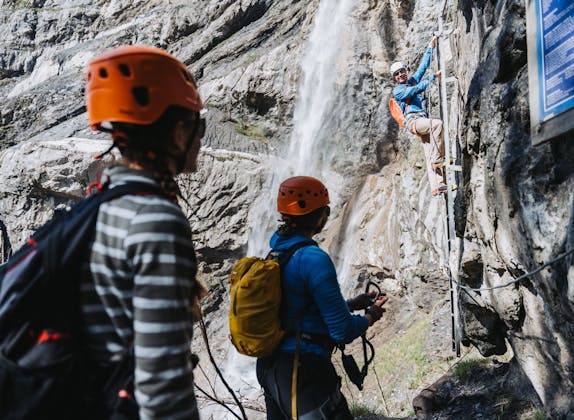 Gruppe Kletterer am Klettersteig