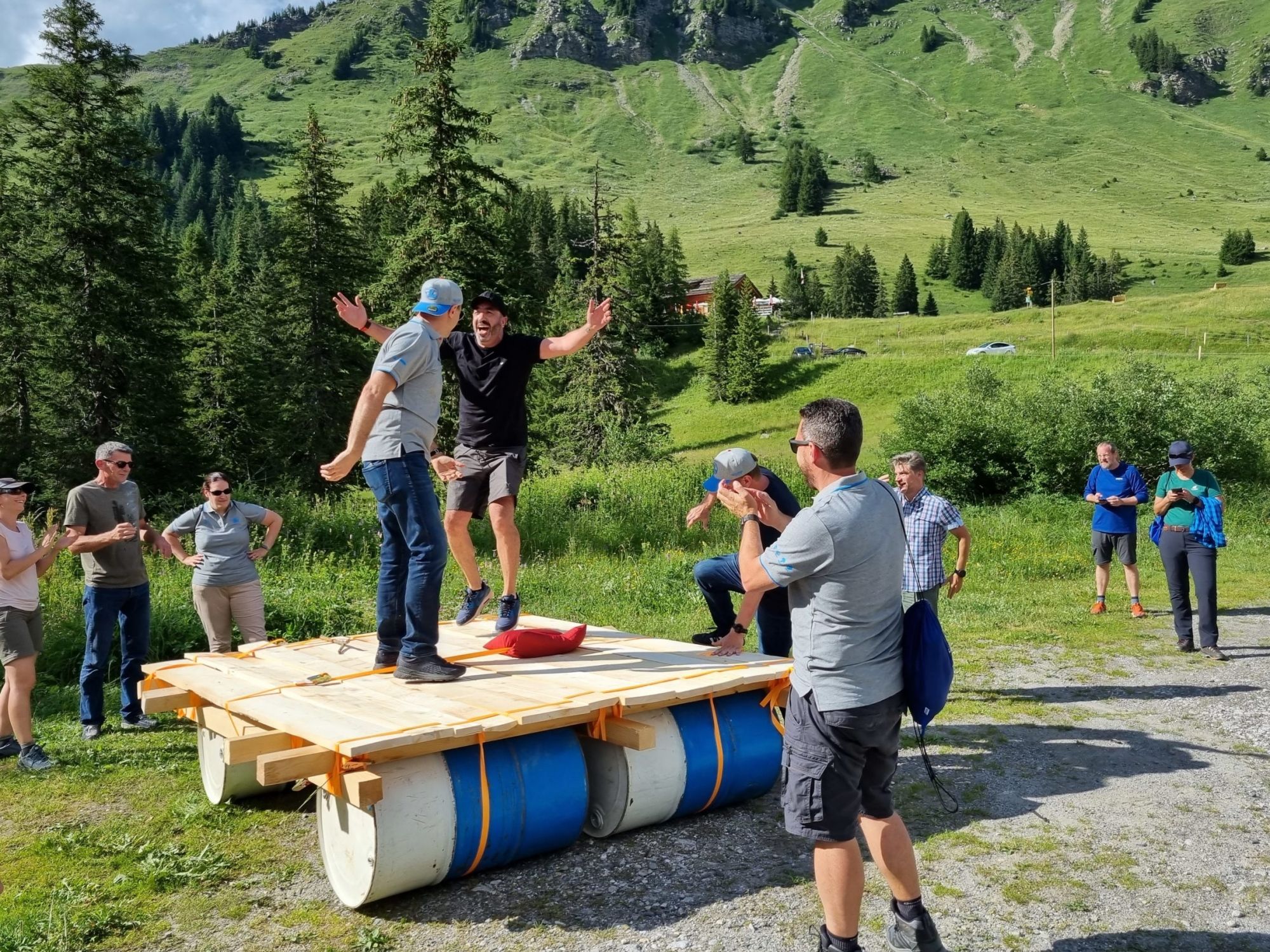 بناء قارب كفريق أو عائلة في جاسباد وروجمون