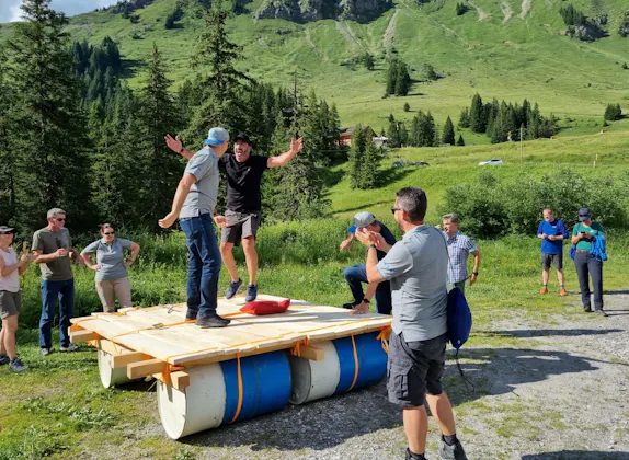 Виготовлення плотів командою або сім'єю в Gstaad та Rougemont