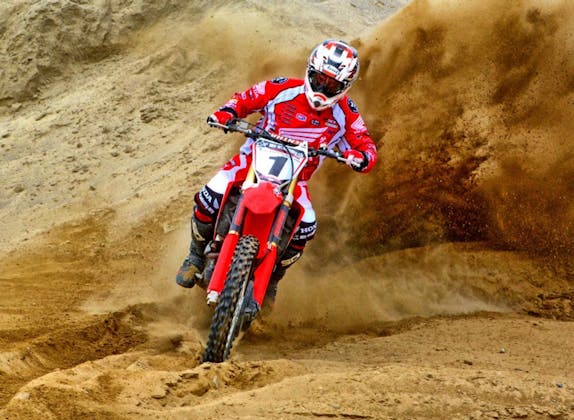 Erwachsener auf Motocross