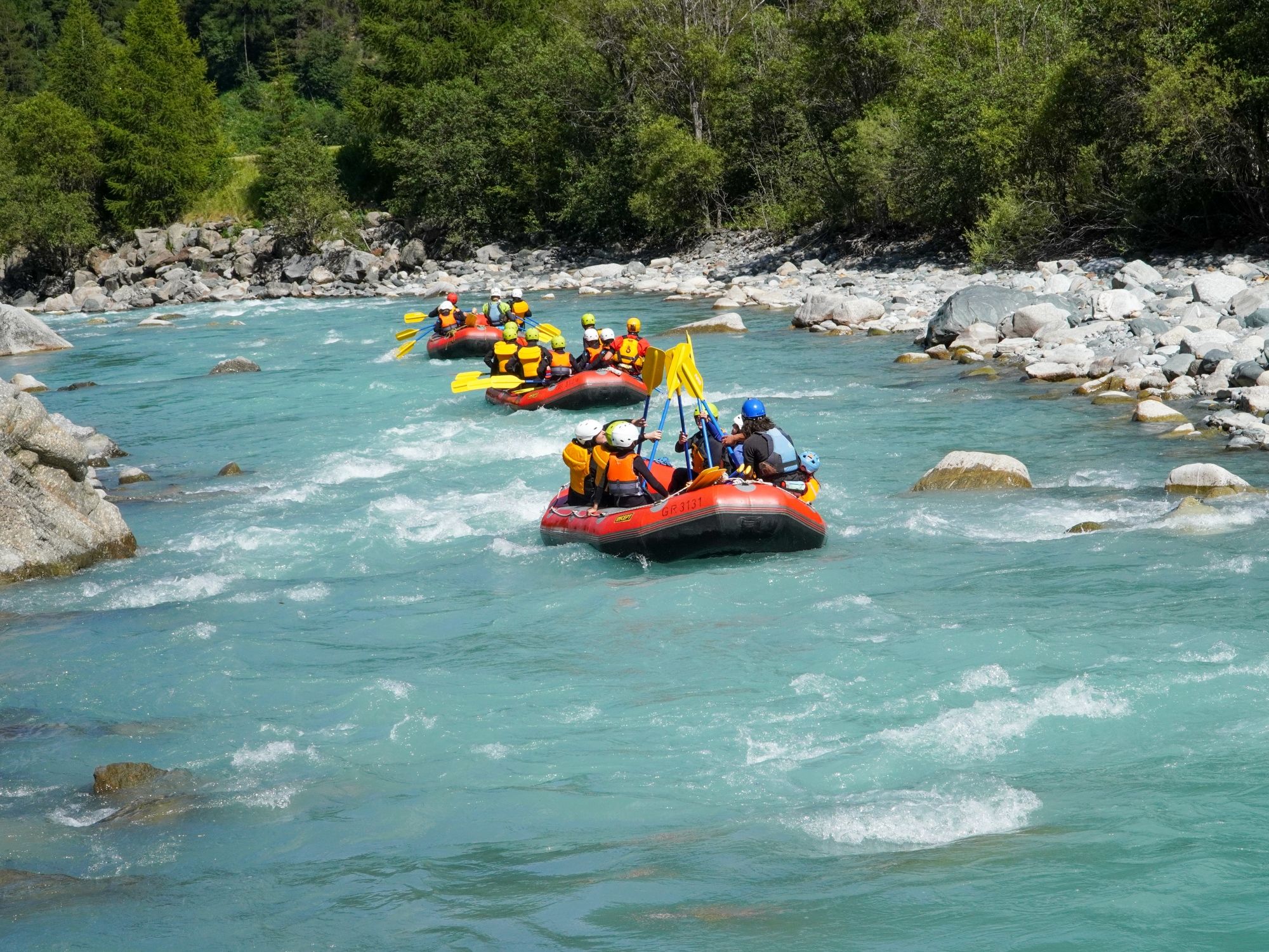 Familie beim Rafting