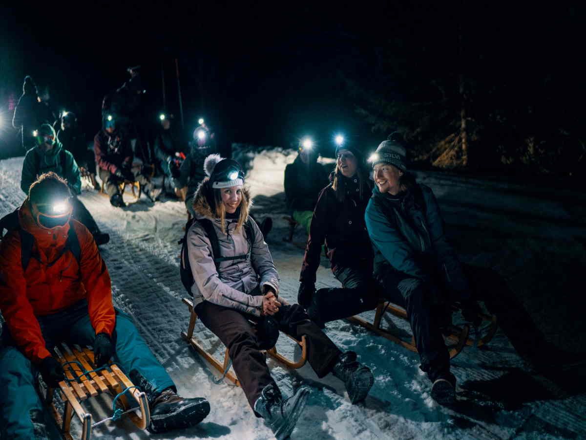 نزهة ليلية بنعال الثلج والزلاجات وفوندو من كرون مونتانا