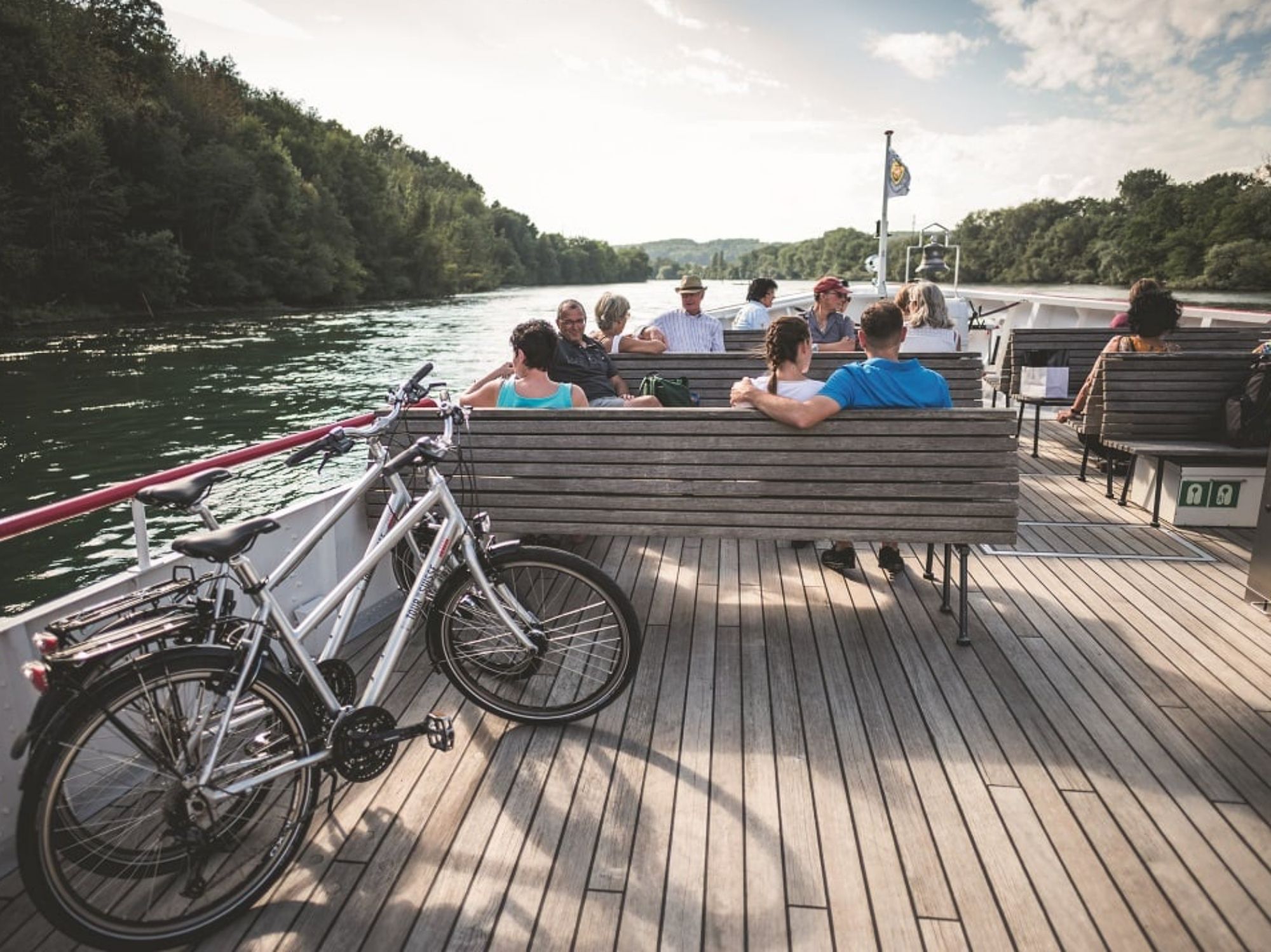 Rheinschifffahrt: entspannen auf dem Deck mit Rädern und Passagieren während einer herbstlichen Fahrt.