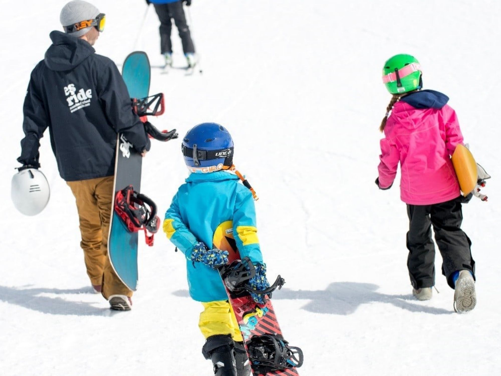 Skilehrer und zwei Kinder