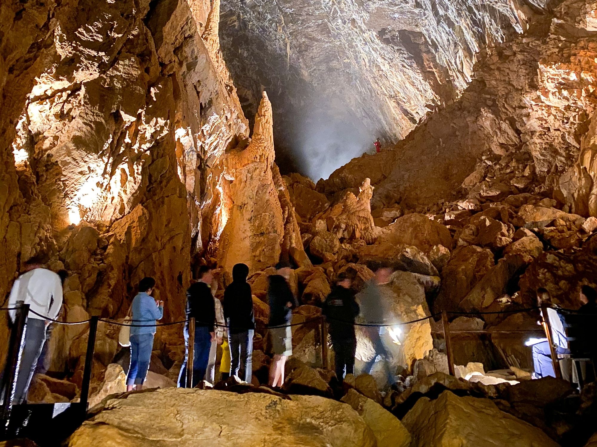 00 Besucher in den Grotten