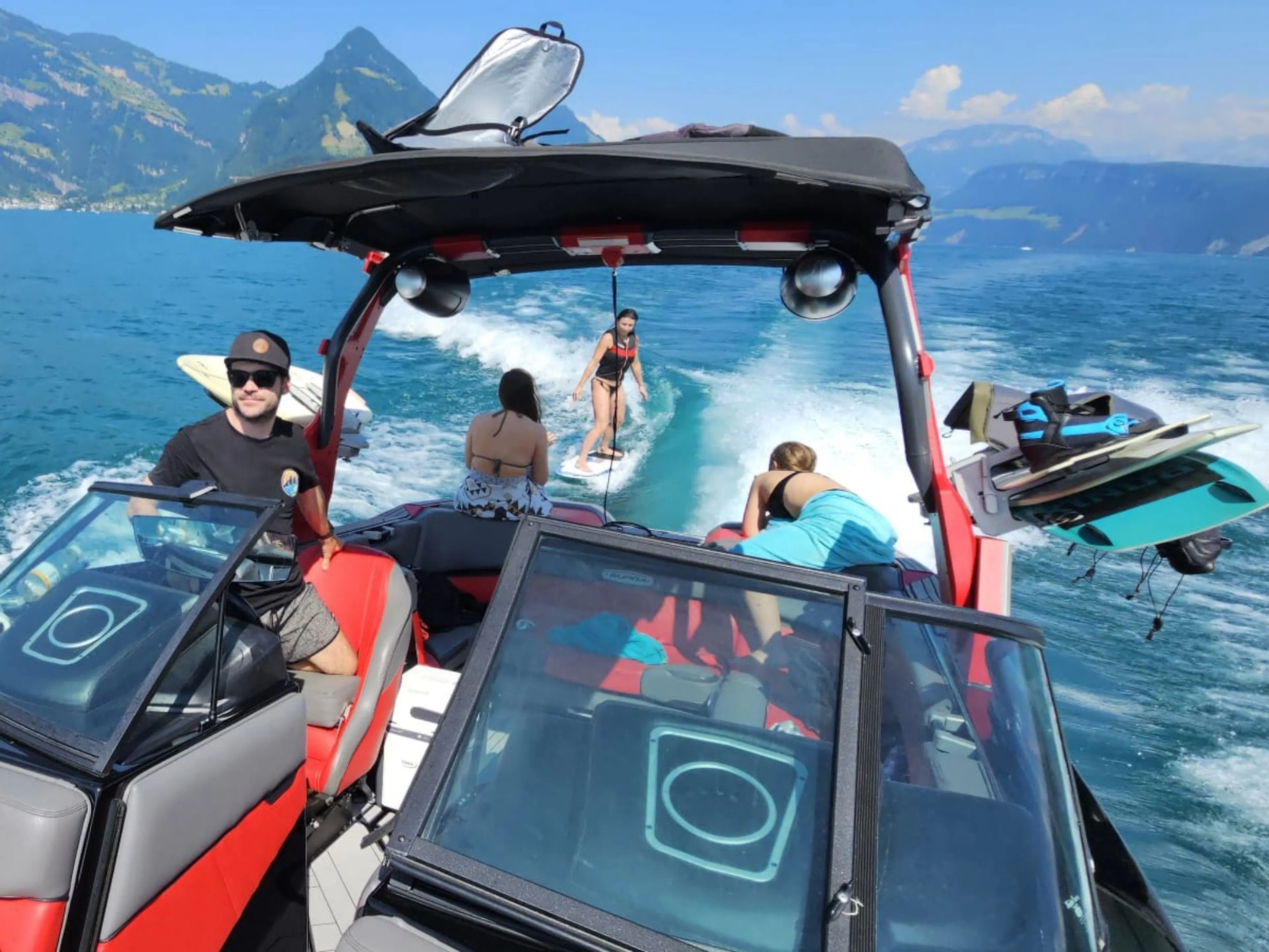 वार्टरस्कीइंग या वेकसर्फिंग फैल्डरस्टैटर झील