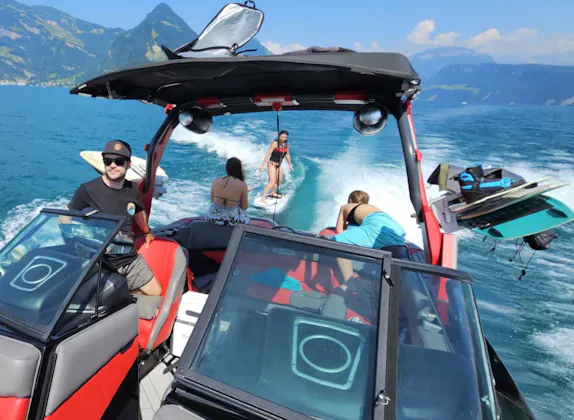 Praticar wakeboard ou wakesurf no Lago dos Quatro Cantões