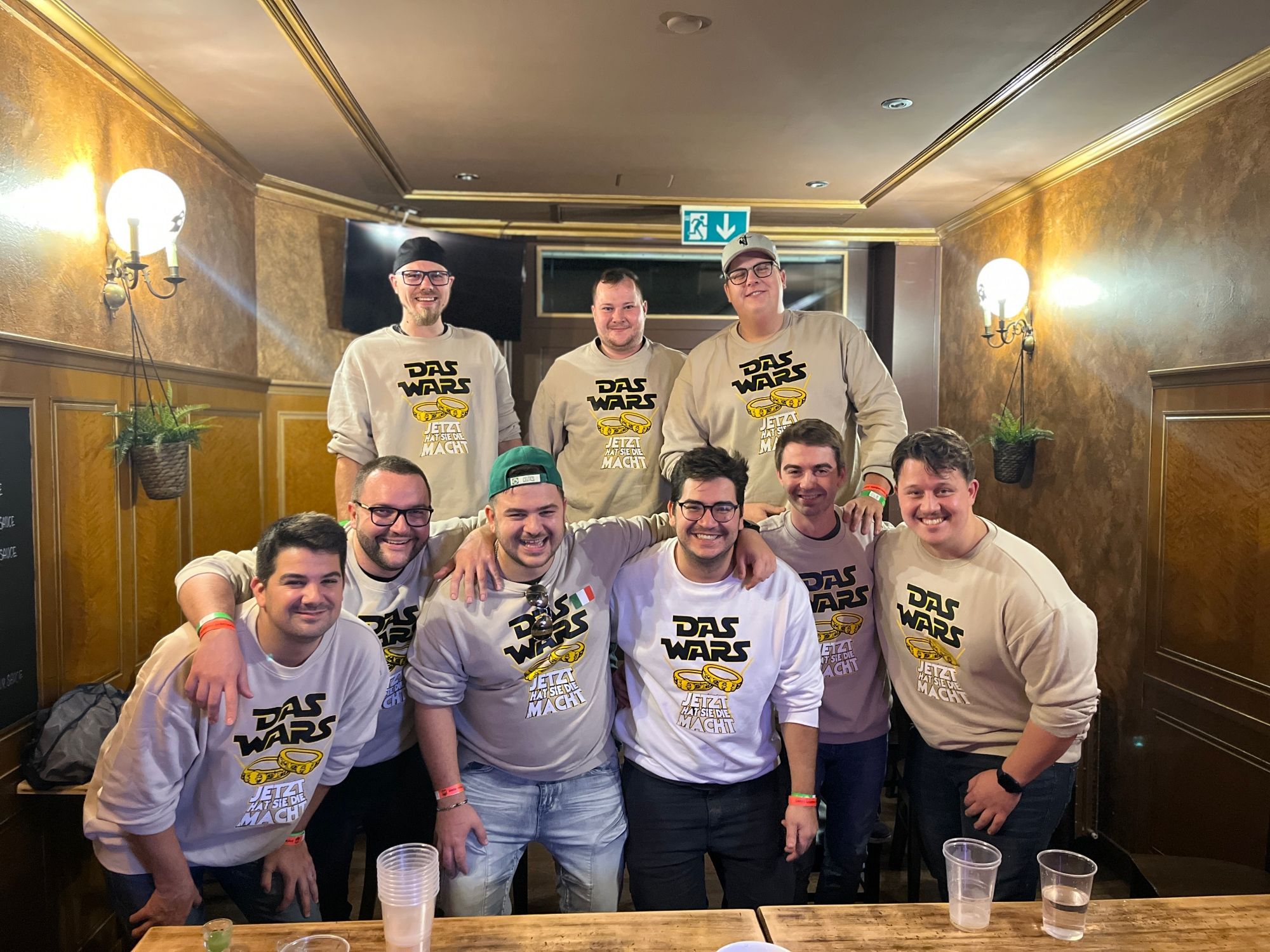 Männer beim Polterabend