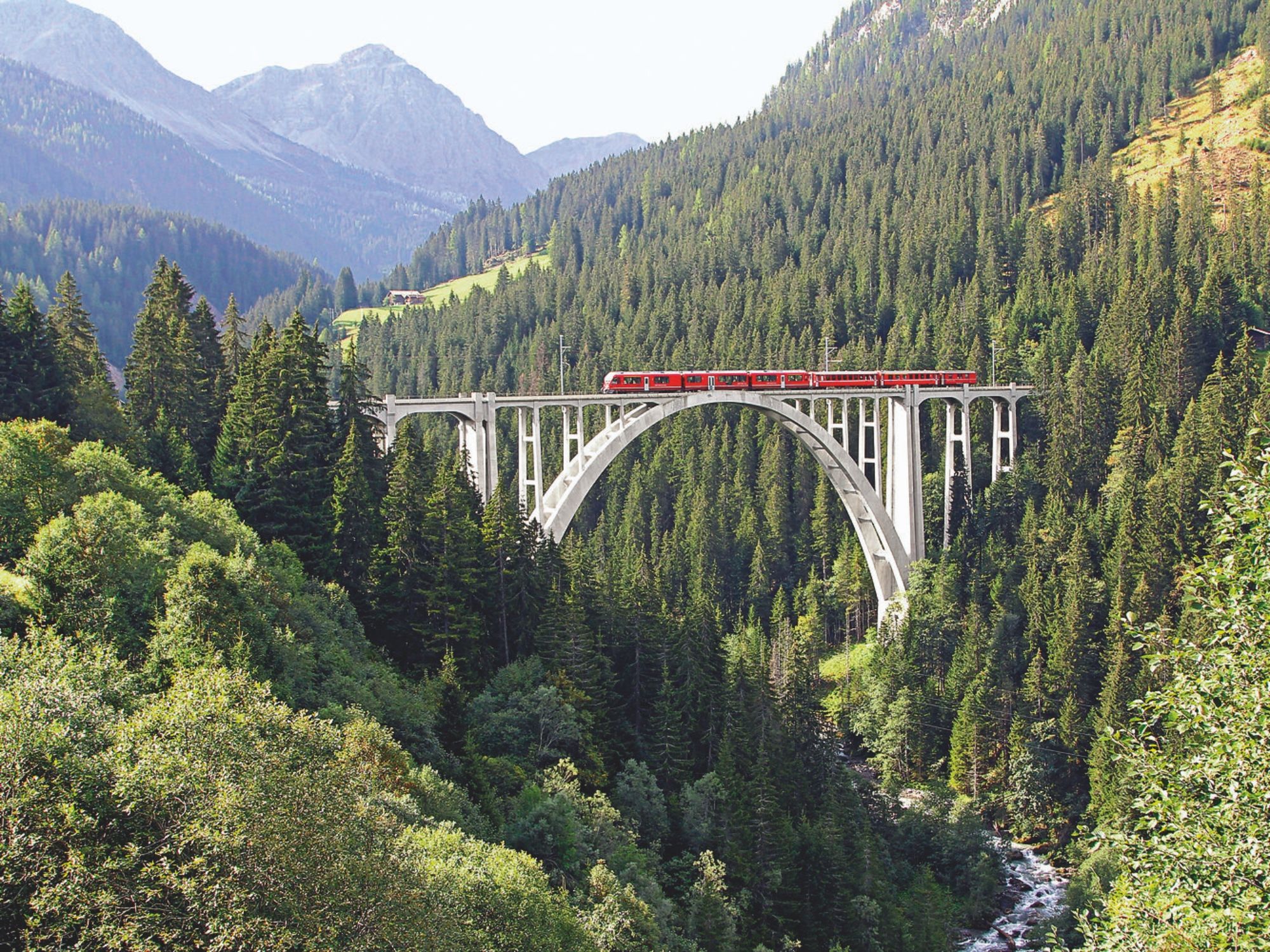 Regionalzug auf dem Langwieserviadukt