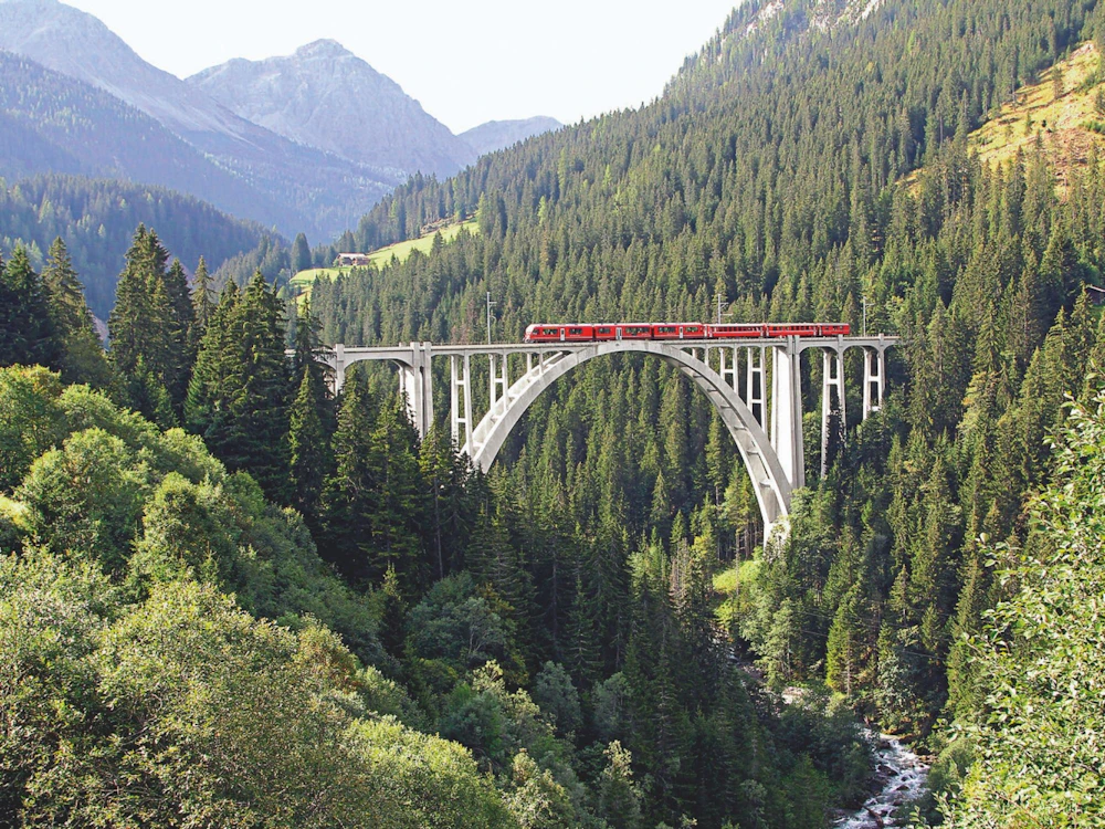 Regionalzug auf dem Langwieserviadukt