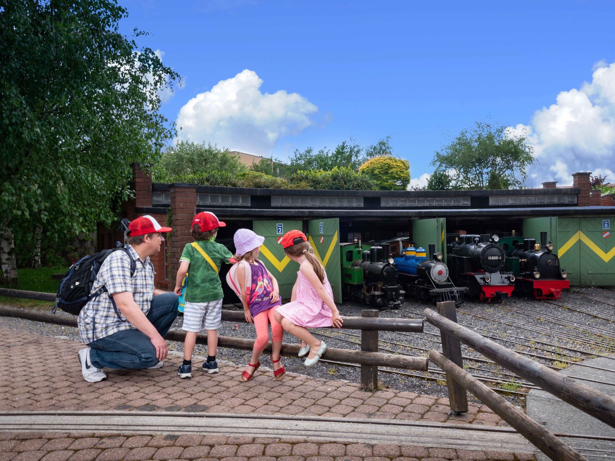 Mann mit Kindern bei den Loks