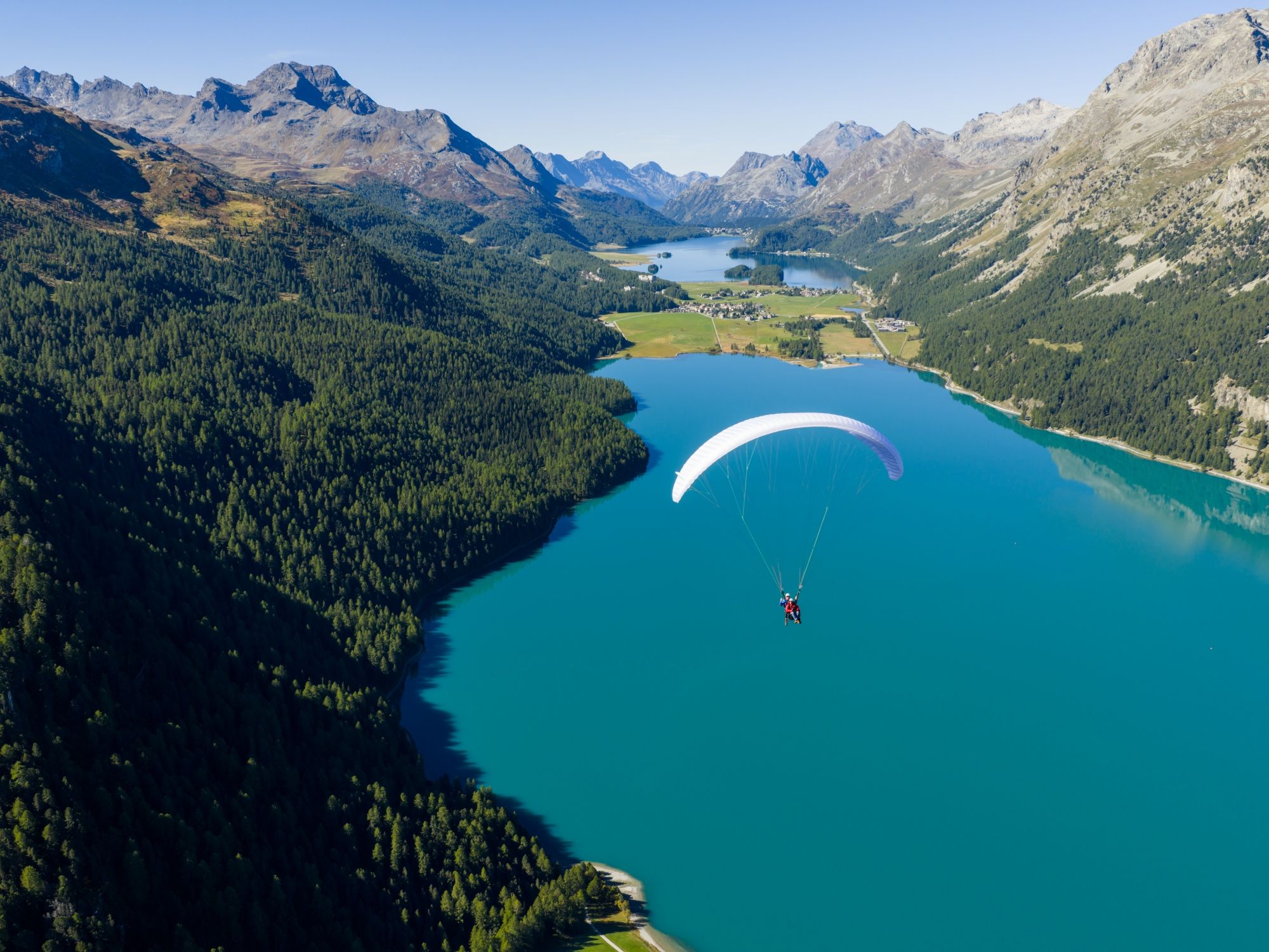 paragliding-stmoritz-kalokeri-ano-apo-ti-limni-platforma-stmoritz-ouranos-diptixi-pterosi